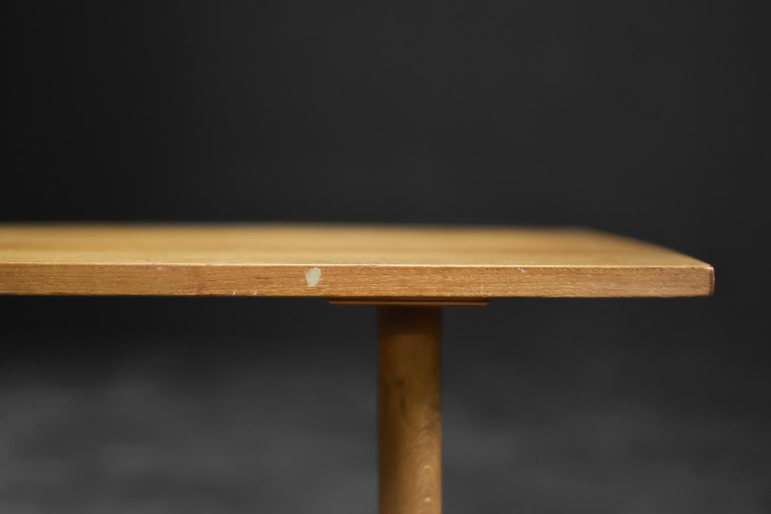 Table basse scandinave moderne du milieu du siècle dernier en merisier avec étagère tissée en vente 4
