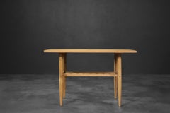 Table basse scandinave moderne du milieu du siècle dernier en merisier avec étagère tissée