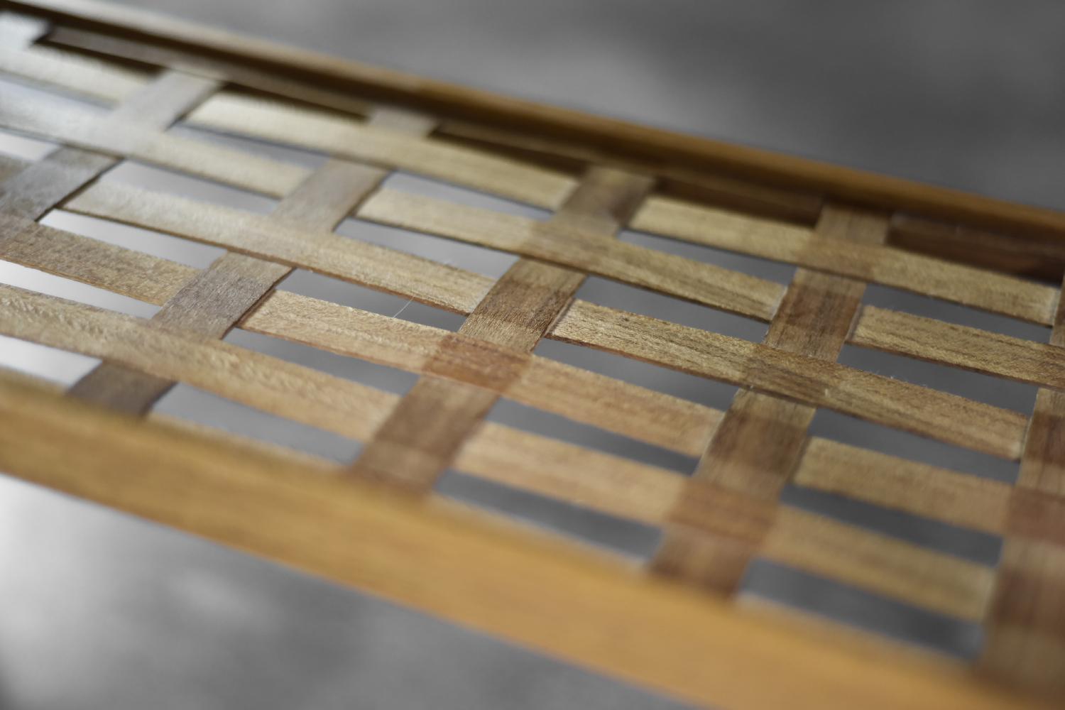 Milieu du XXe siècle Table basse scandinave moderne du milieu du siècle dernier en merisier avec étagère tissée en vente