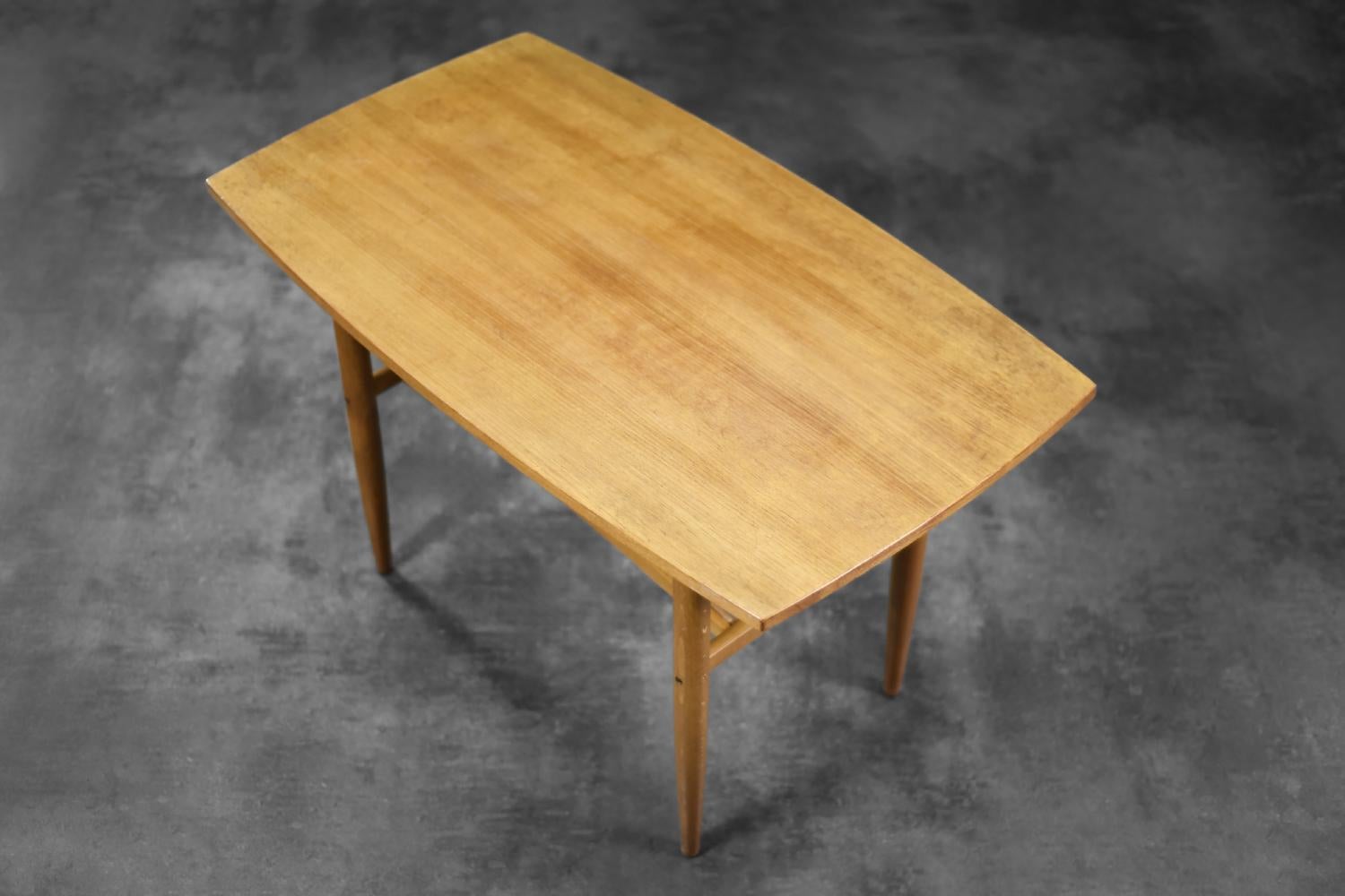 Cerise Table basse scandinave moderne du milieu du siècle dernier en merisier avec étagère tissée en vente
