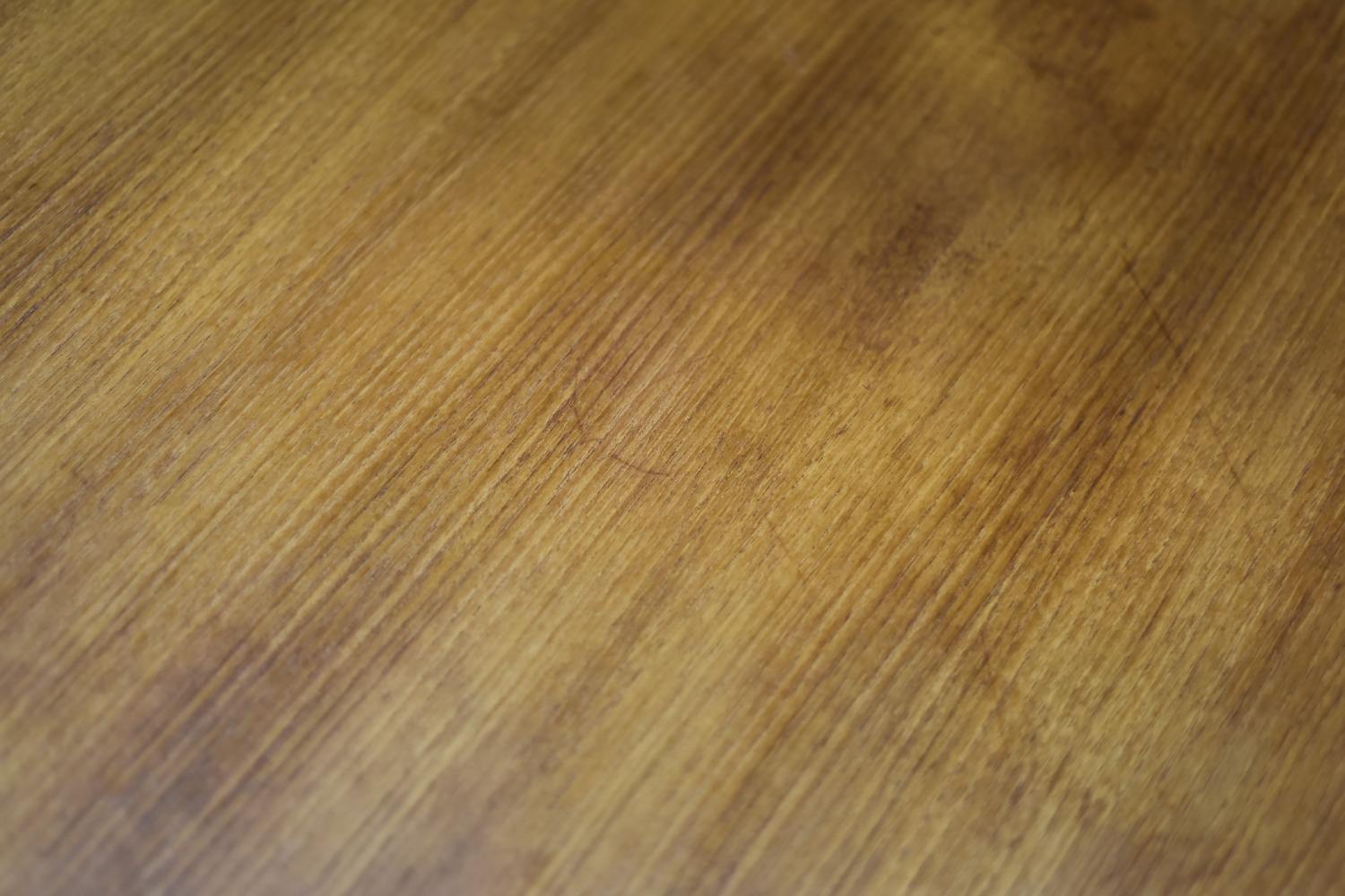 Table basse scandinave moderne du milieu du siècle dernier en merisier avec étagère tissée en vente 1