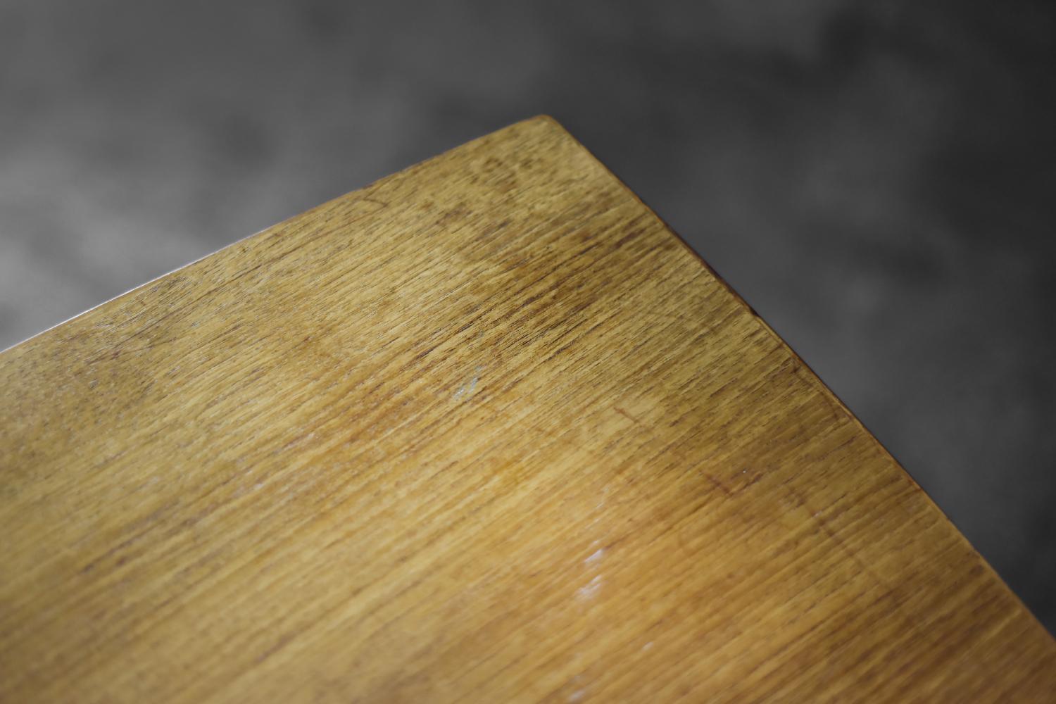 Table basse scandinave moderne du milieu du siècle dernier en merisier avec étagère tissée en vente 2