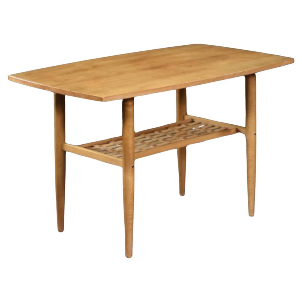 Table basse scandinave moderne du milieu du siècle dernier en merisier avec étagère tissée