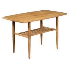 Mesa de centro vintage de madera de cerezo escandinava moderna de mediados de siglo con estante tejido