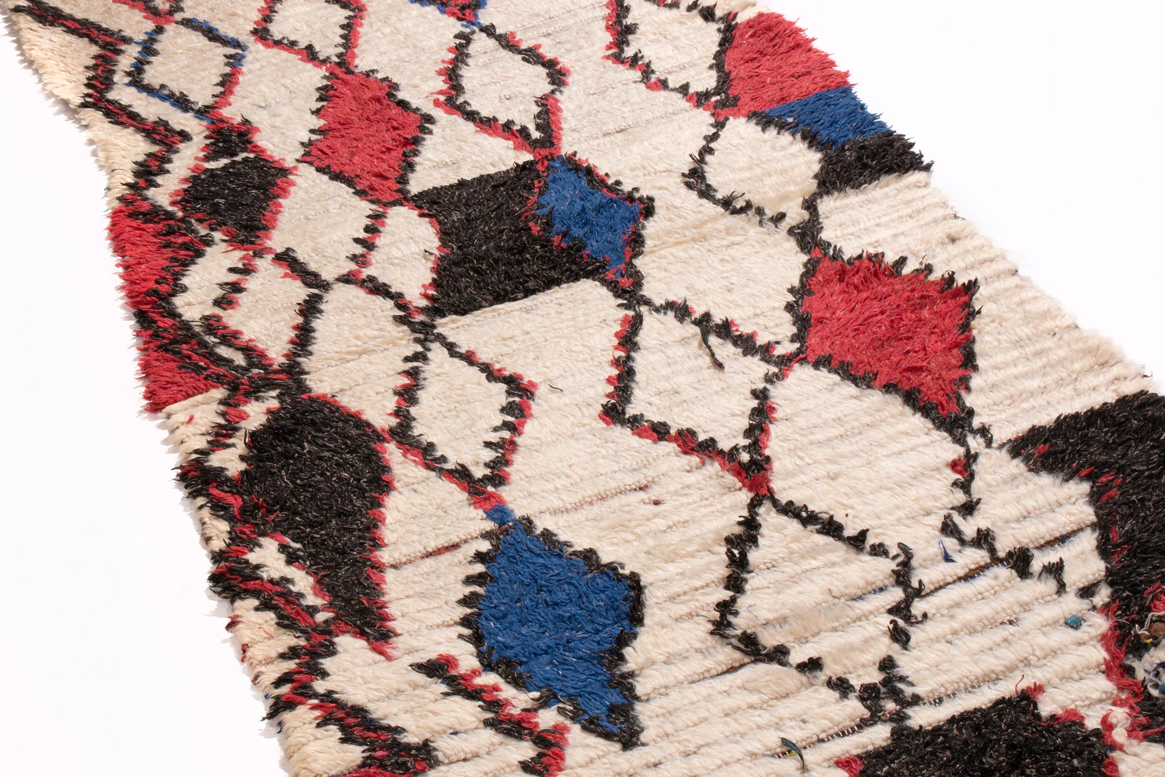 Marokkanischer Vintage-Wollteppich aus der Mitte des Jahrhunderts in Beige, Rot und Blau von Rug & Kilim (Moderne der Mitte des Jahrhunderts) im Angebot