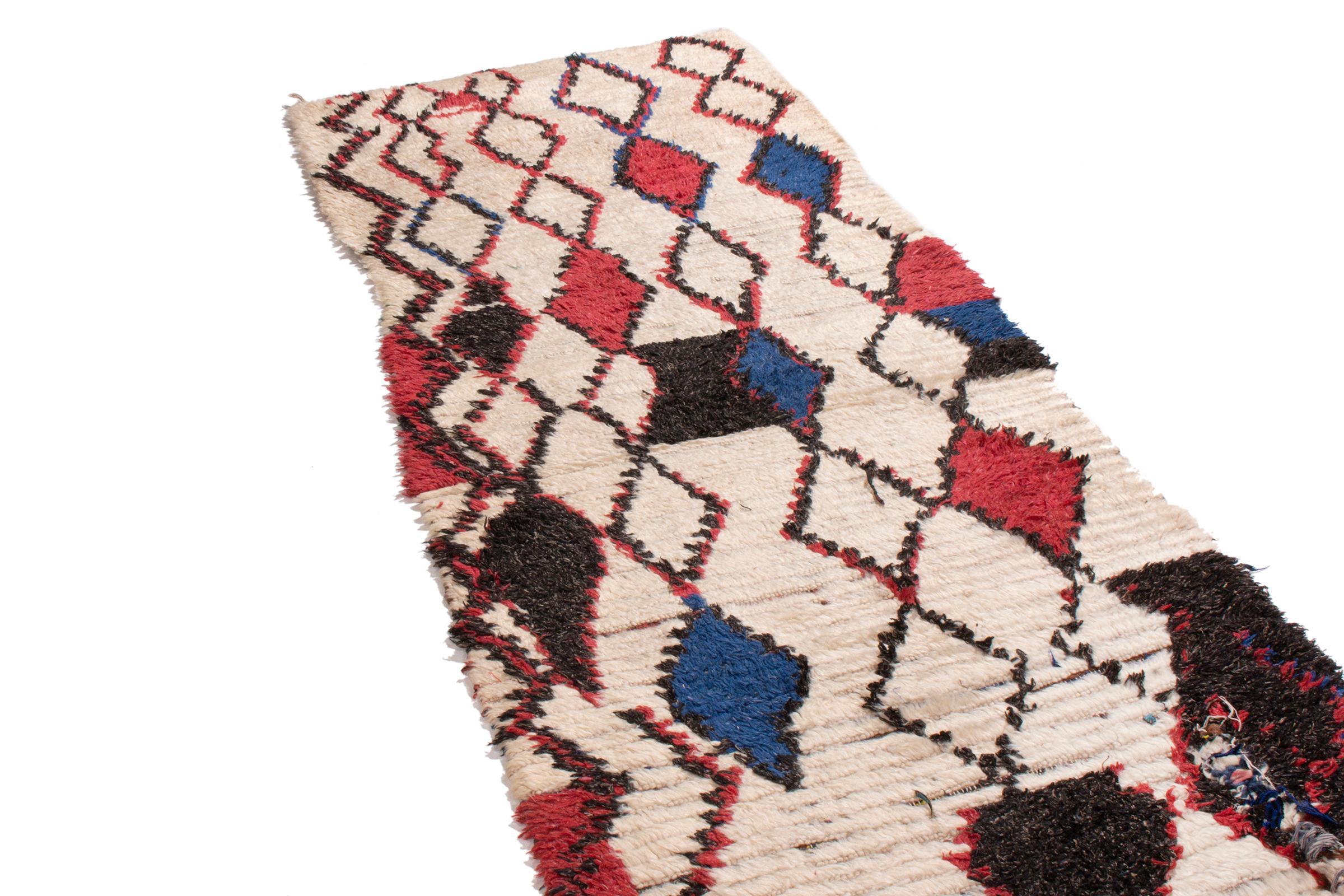 Dieser marokkanische Wollteppich aus der Mitte des Jahrhunderts stammt aus Marokko aus dem Jahr 1950 und zeichnet sich durch ein Übergangsfelddesign mit einer einzigartigen Asymmetrie der kulturellen Symbole aus. Das aus hochwertiger Wolle