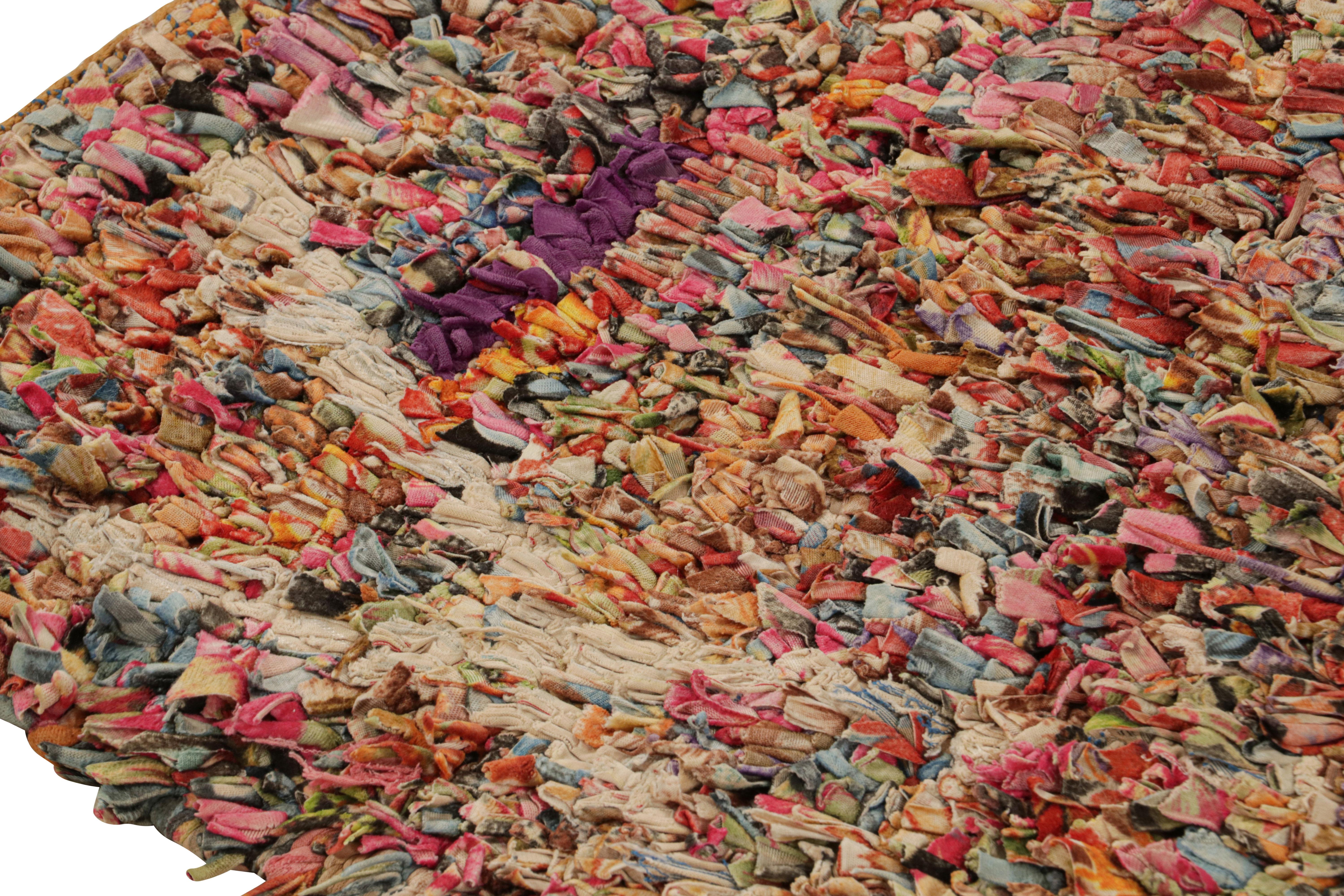 Annodato a mano Tappeto vintage di metà secolo in lana rosa e beige di transizione marocchino berbero in vendita