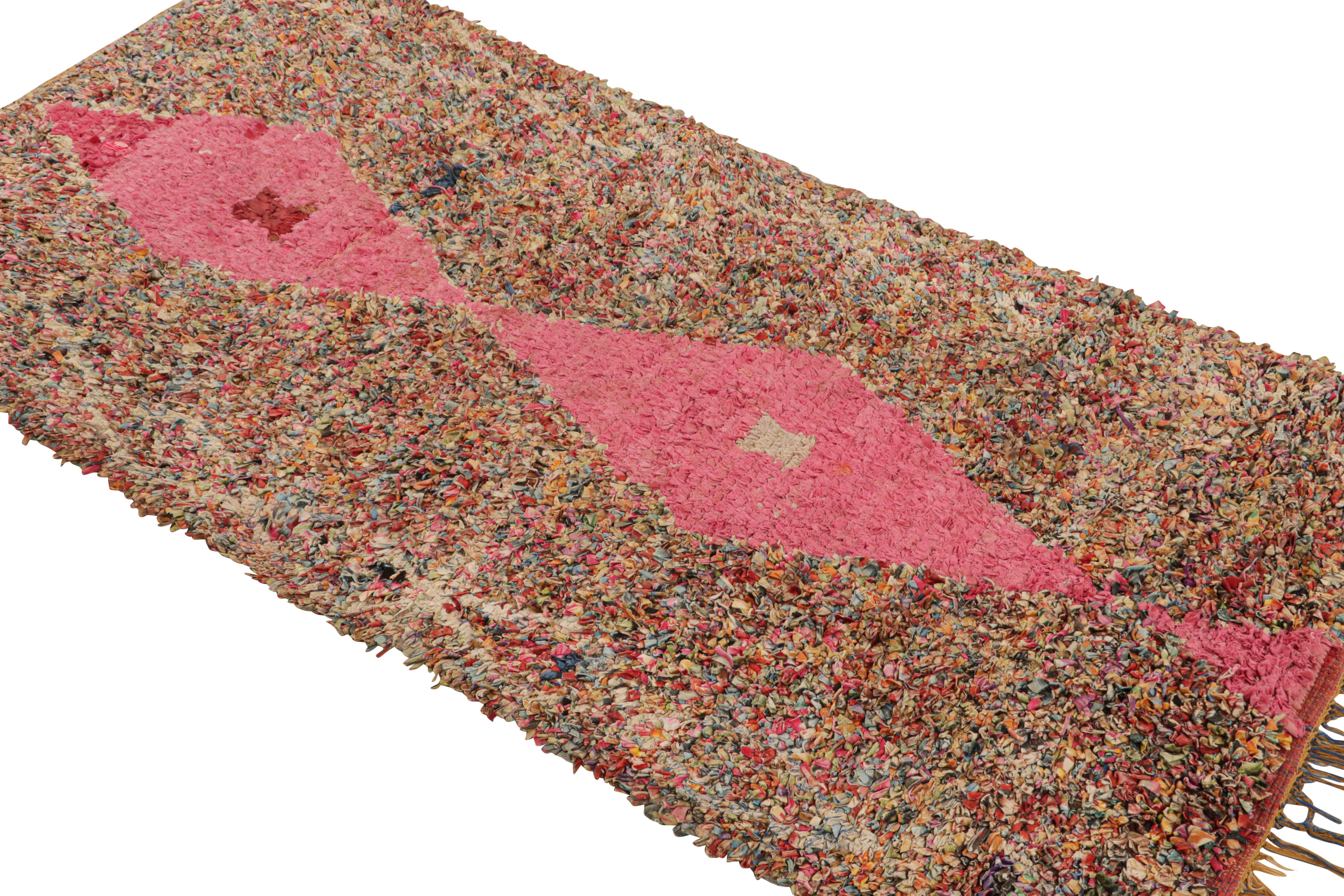 Proveniente dal Marocco nel 1950, questo tappeto berbero marocchino vintage della metà del secolo scorso presenta una combinazione di simbolismi distinti e sottili, con colori particolarmente unici. Annodate a mano in lana resistente, le