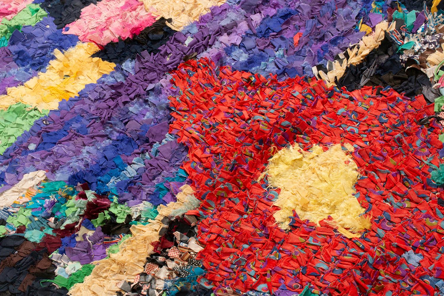 Marocain Tapis géométrique marocain vintage du milieu du siècle dernier en tissu rouge et violet de Rug & Kilim en vente