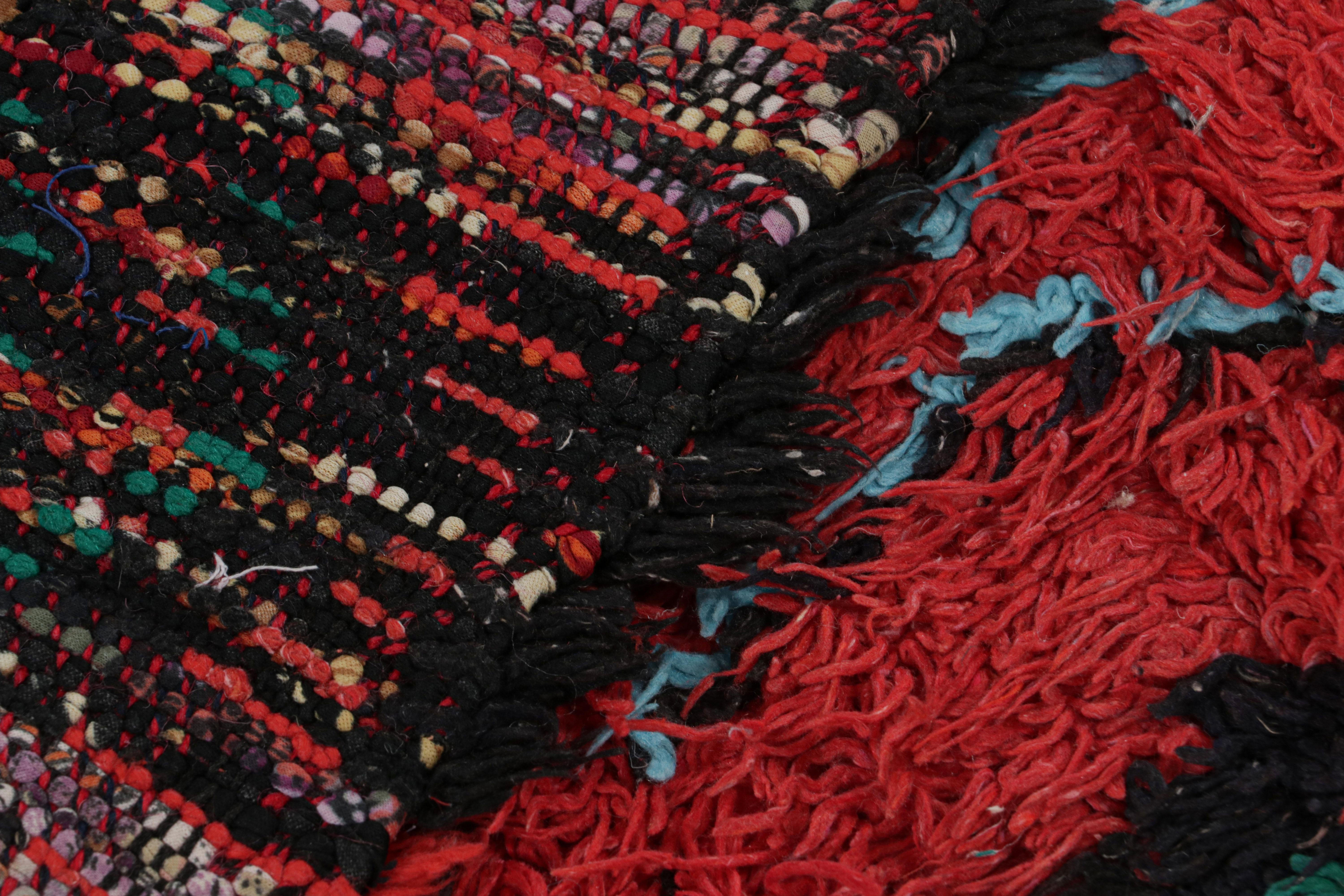 Marokkanischer Übergangsteppich aus roter und schwarzer Wolle aus der Mitte des Jahrhunderts im Angebot 1