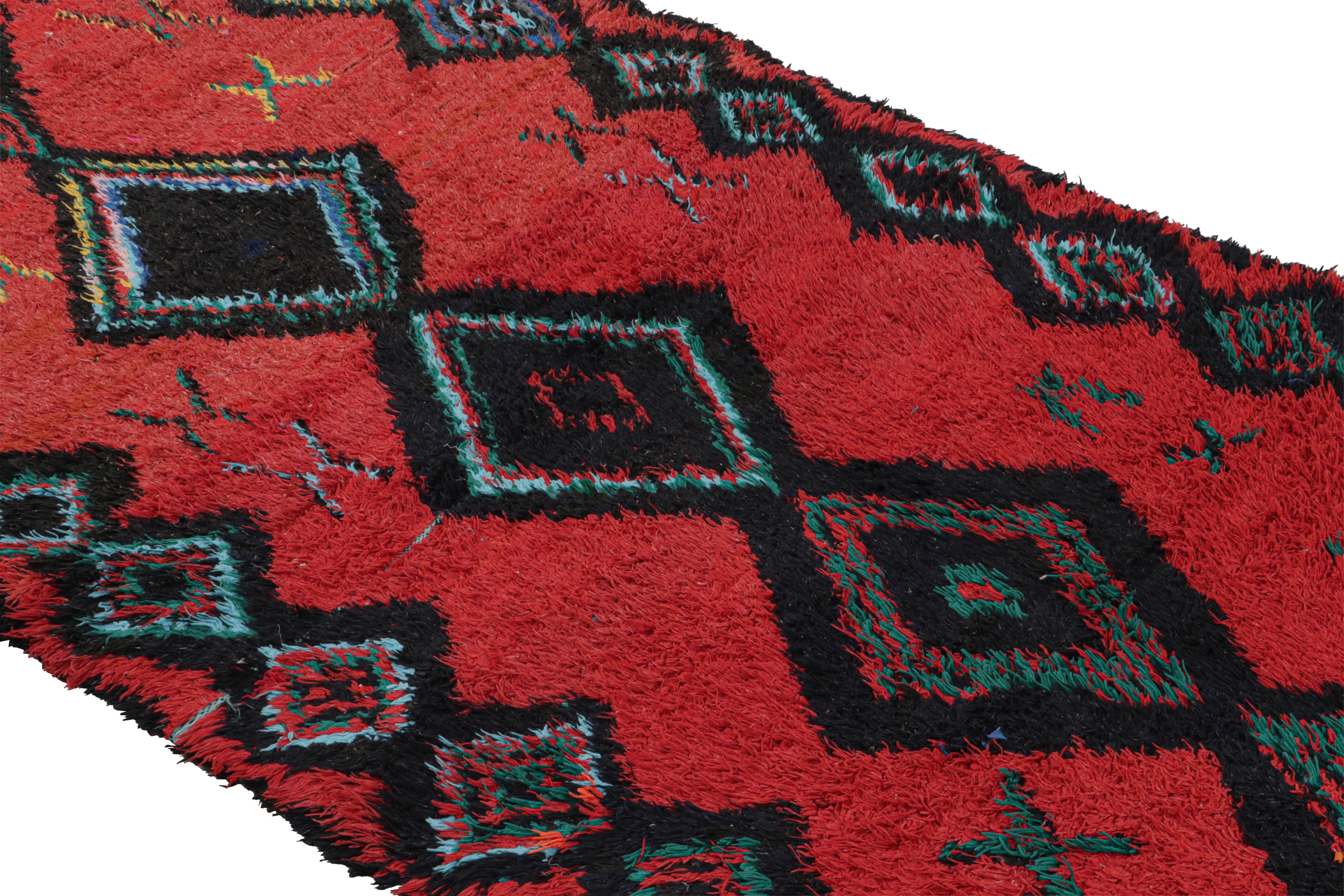 Marokkanischer Übergangsteppich aus roter und schwarzer Wolle aus der Mitte des Jahrhunderts (Handgeknüpft) im Angebot