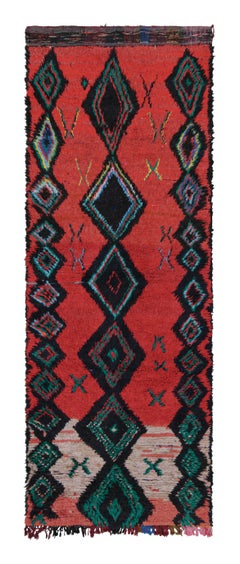 Tapis marocain vintage transitionnel en laine rouge et noire du milieu du siècle dernier