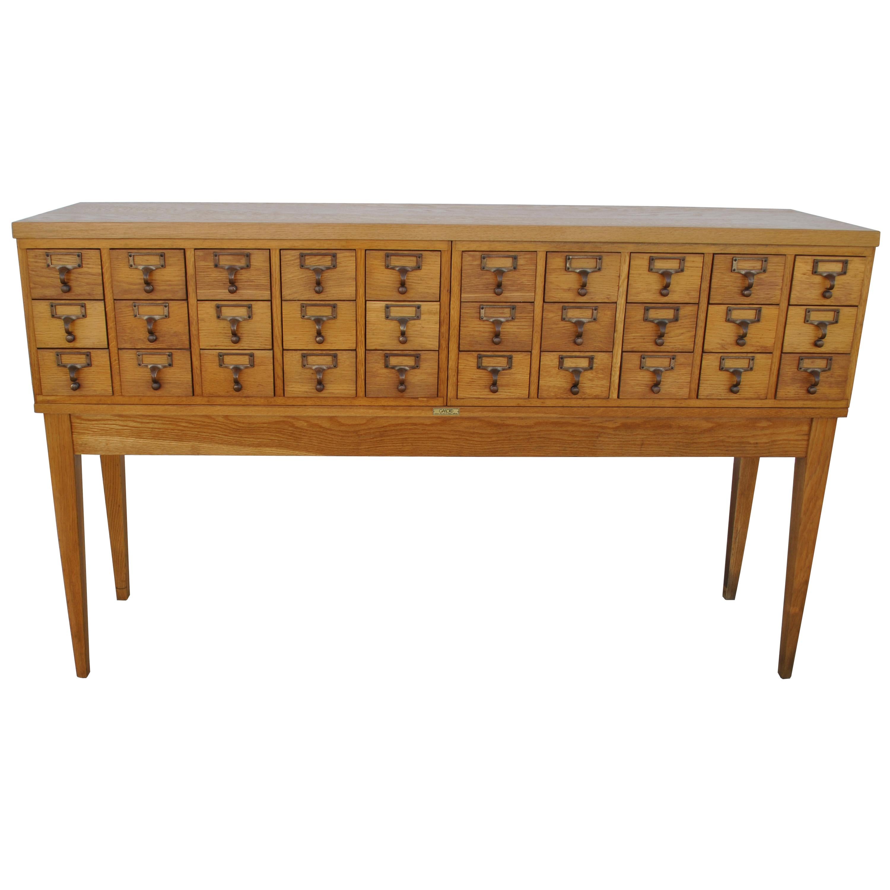 Vintage midcentury oak library card catalog console by Gaylord Co. 


Oak library card catalog console by Gaylord Co. 30 drawers with brass pulls 
Ideal for a console or work table.