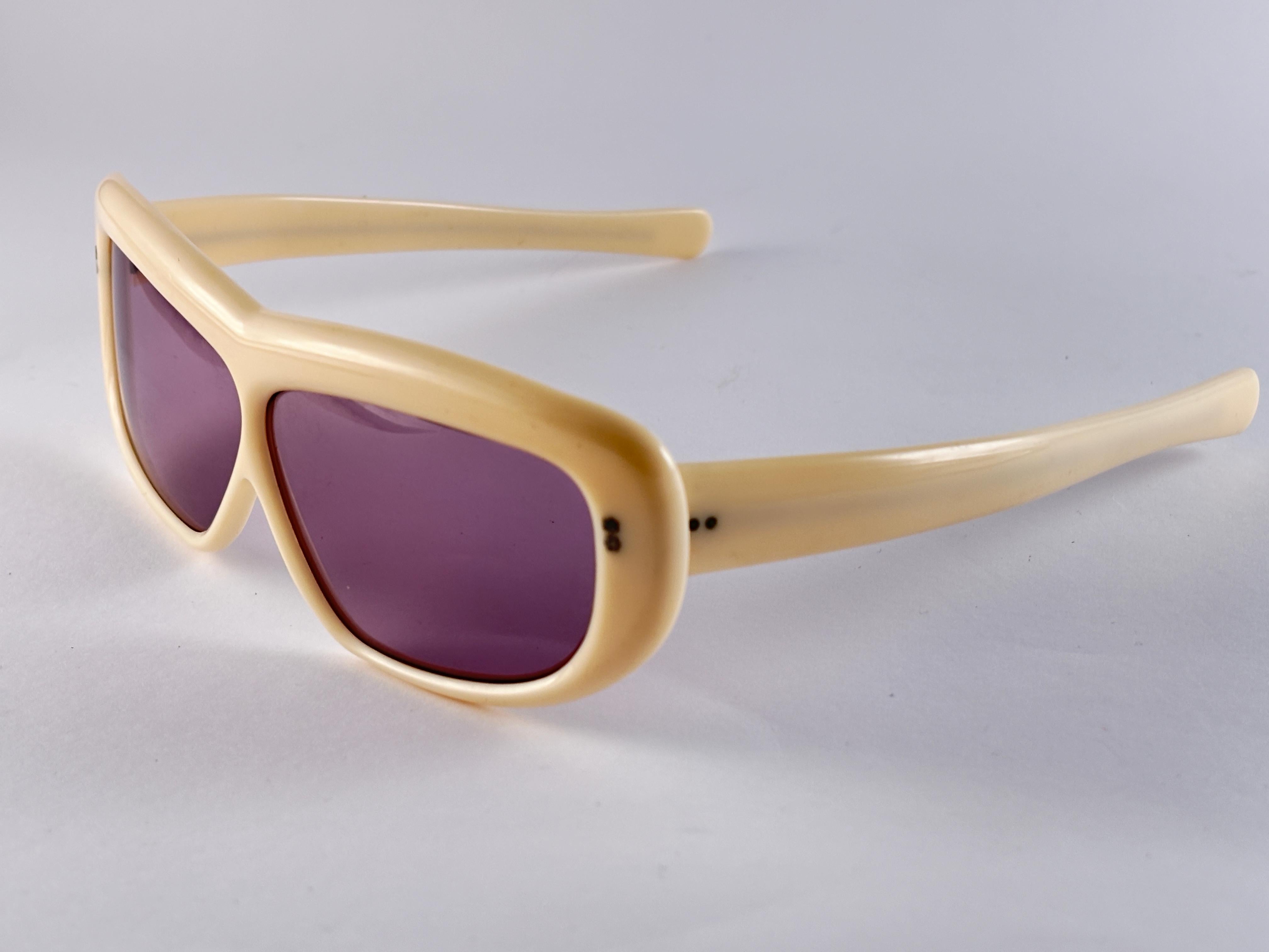 Vintage Midcentury Robust Beige Sunglasses Sporting Rose Lenses.

Please Notice This Item Its Almost 60 Years Old And Show Minor Sign Of Wear Due To Storage.

An Original And Seldom Piece.

Front : 15 Cms

Lens Height : 4 Cms

Lens Width : 6.5