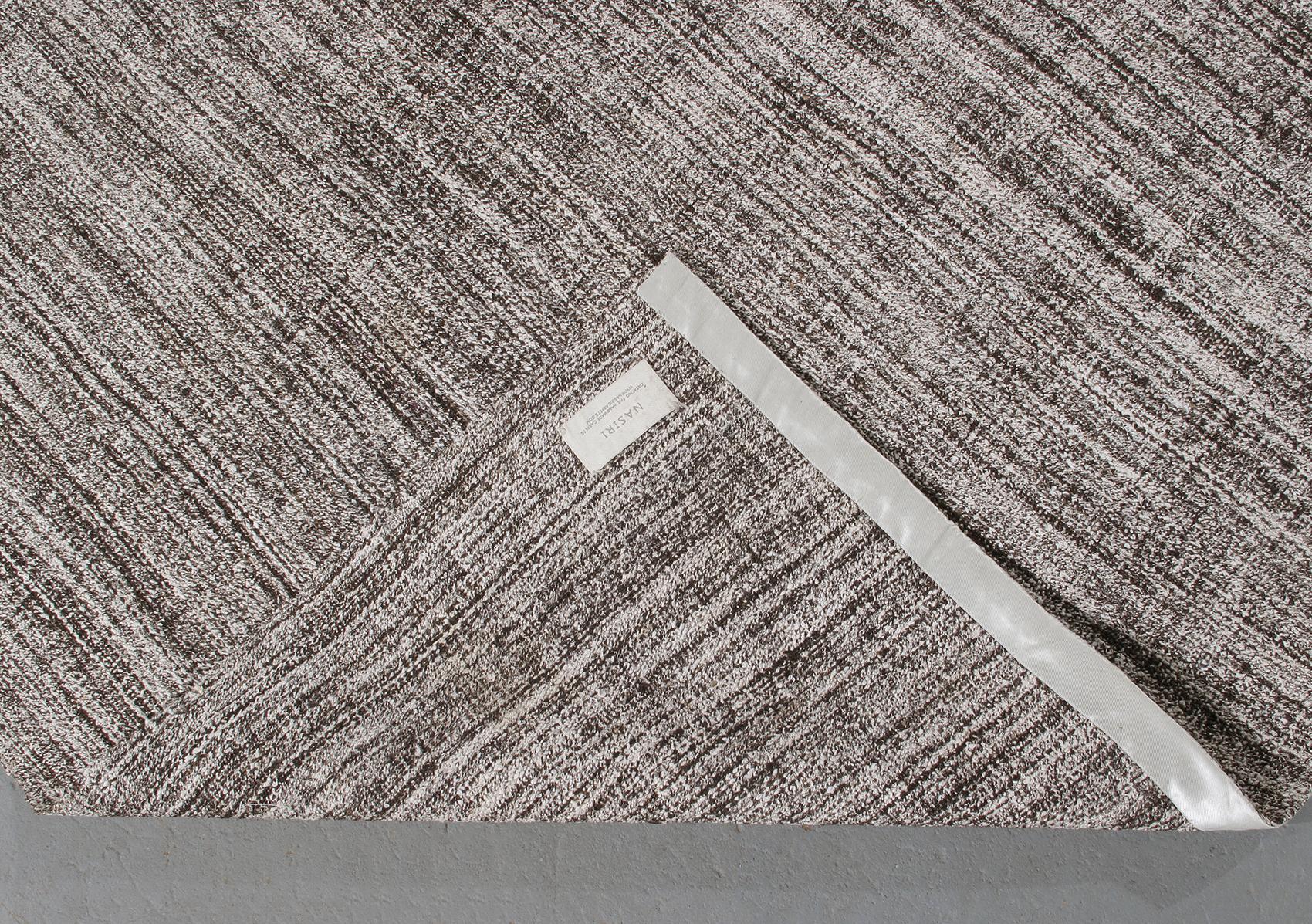 Flachgewebter persischer Pelas-Teppich aus der Mitte des Jahrhunderts im Zustand „Gut“ im Angebot in New York, NY