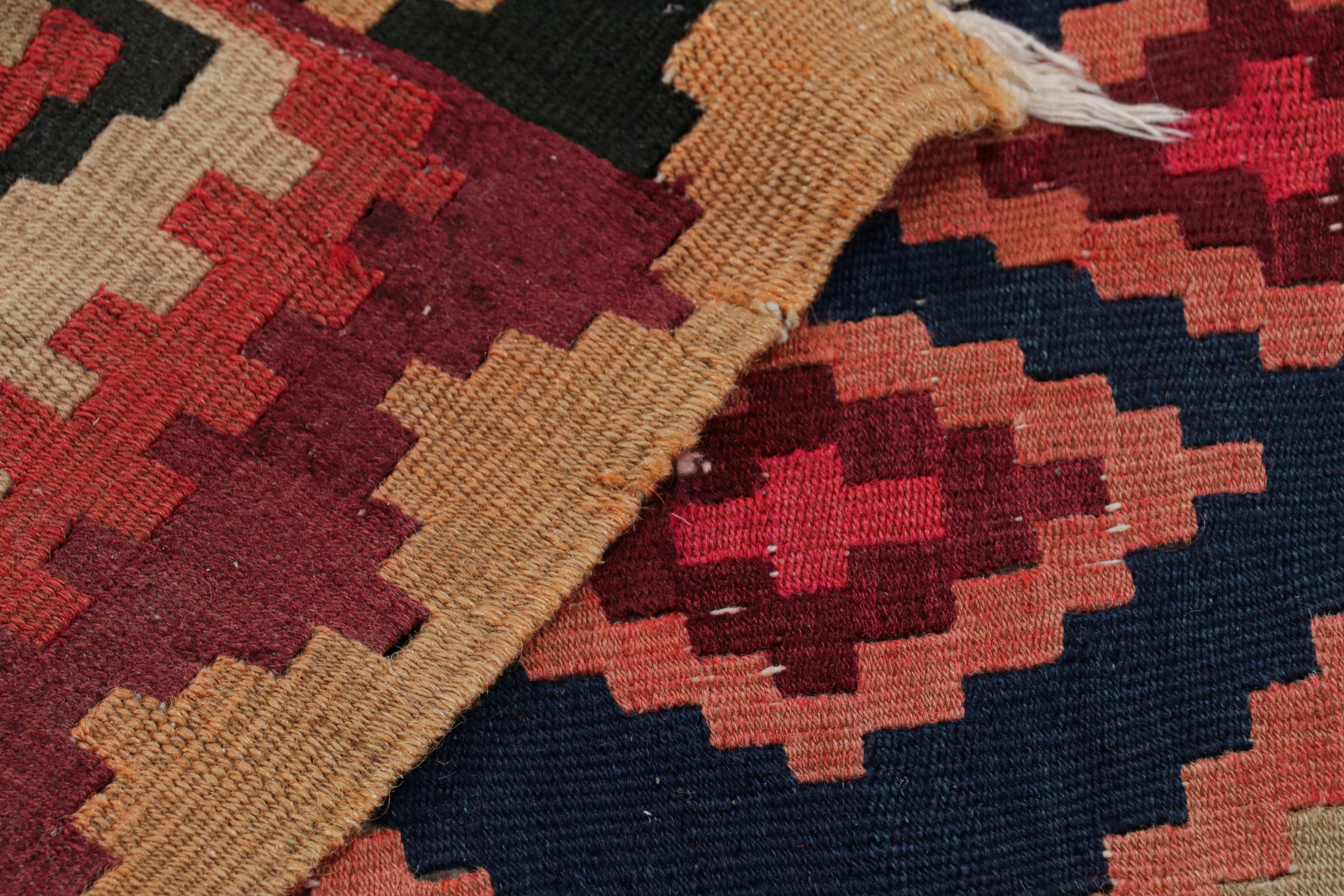 Persischer Vintage-Teppich aus der Mitte des Jahrhunderts in Rot und Beige mit geometrischem Muster von Rug & Kilim (Wolle) im Angebot