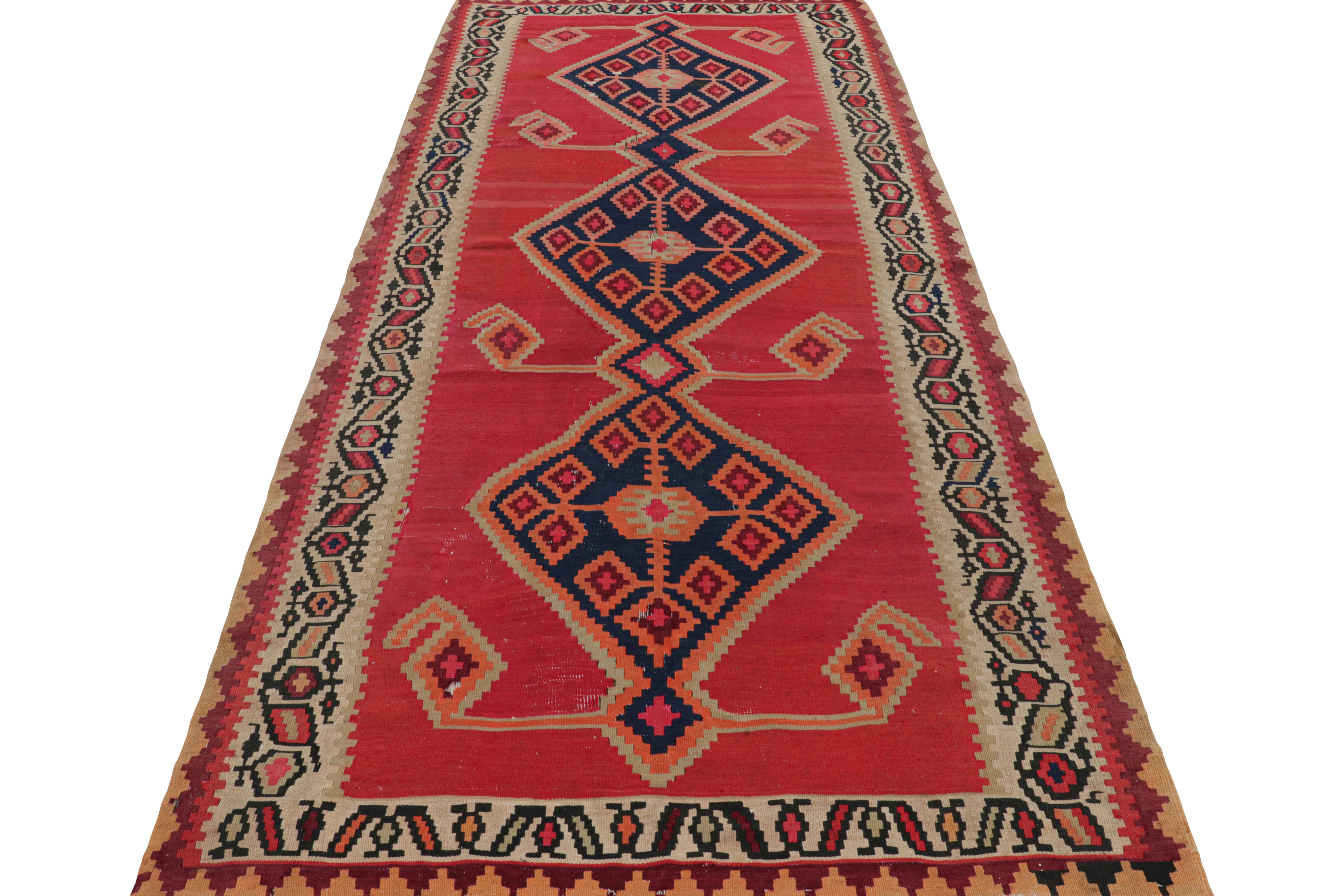 Persischer Vintage-Teppich aus der Mitte des Jahrhunderts in Rot und Beige mit geometrischem Muster von Rug & Kilim (Kelim) im Angebot