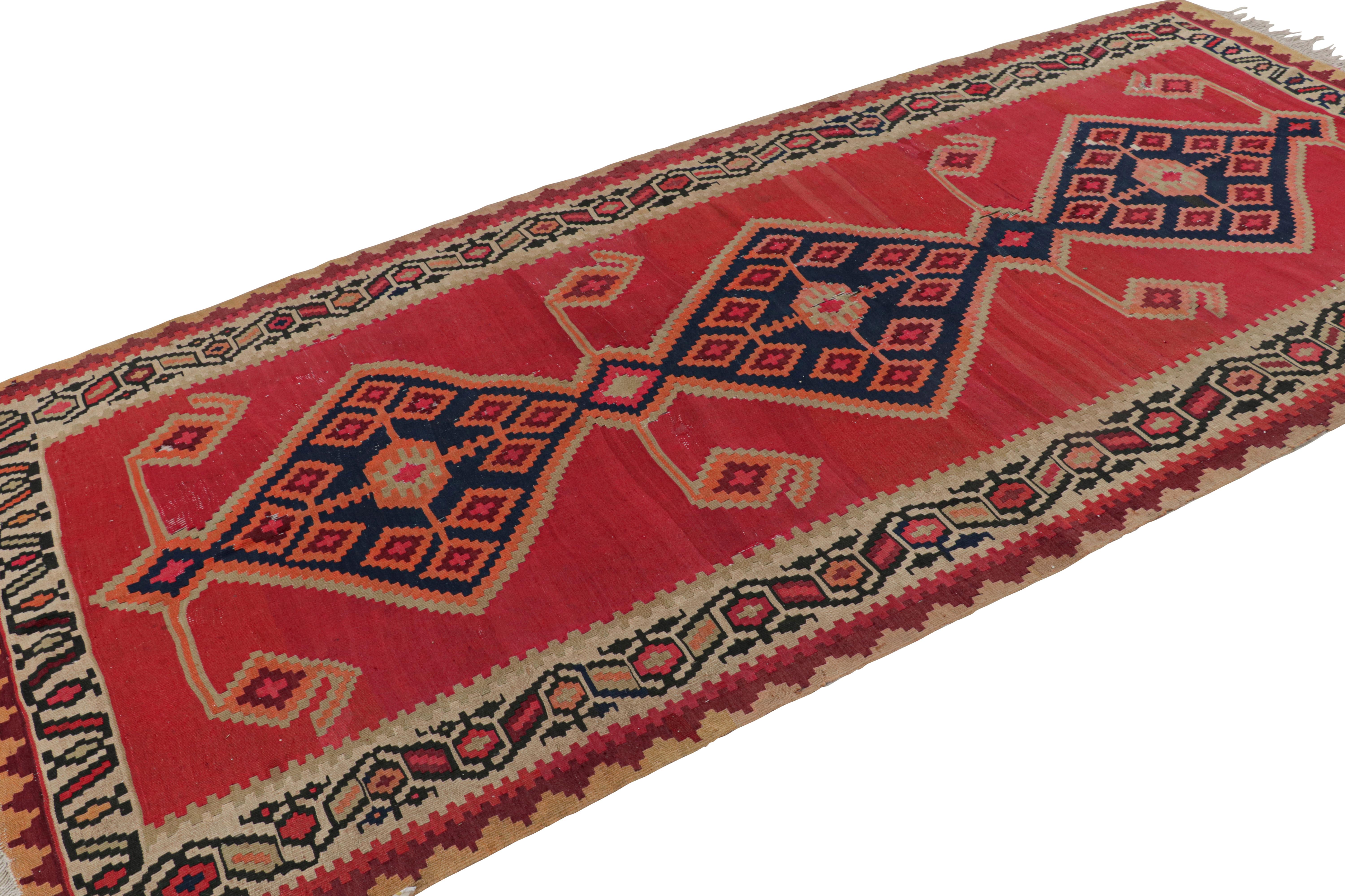 Persischer Vintage-Teppich aus der Mitte des Jahrhunderts in Rot und Beige mit geometrischem Muster von Rug & Kilim (Handgewebt) im Angebot