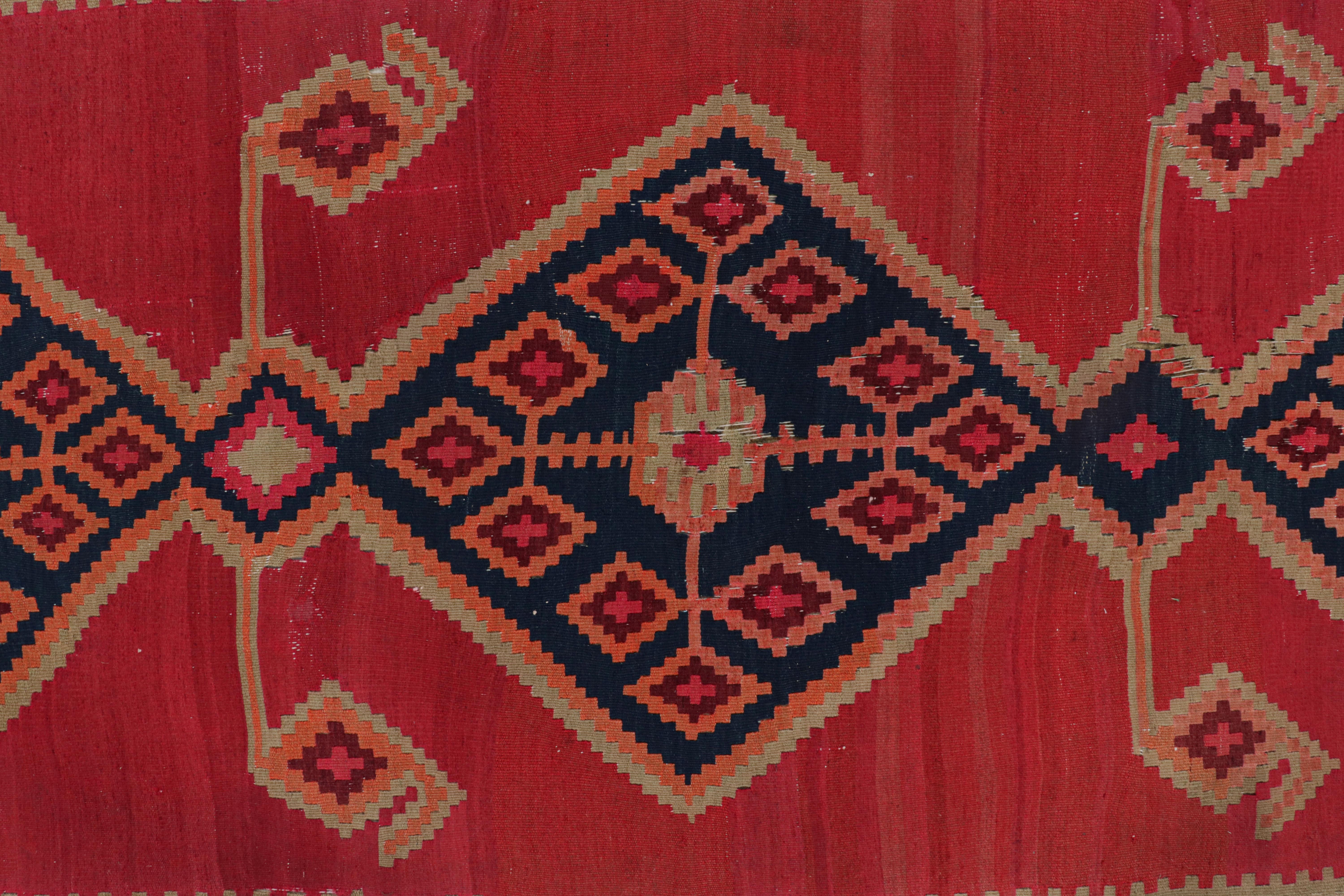 Persischer Vintage-Teppich aus der Mitte des Jahrhunderts in Rot und Beige mit geometrischem Muster von Rug & Kilim im Zustand „Gut“ im Angebot in Long Island City, NY