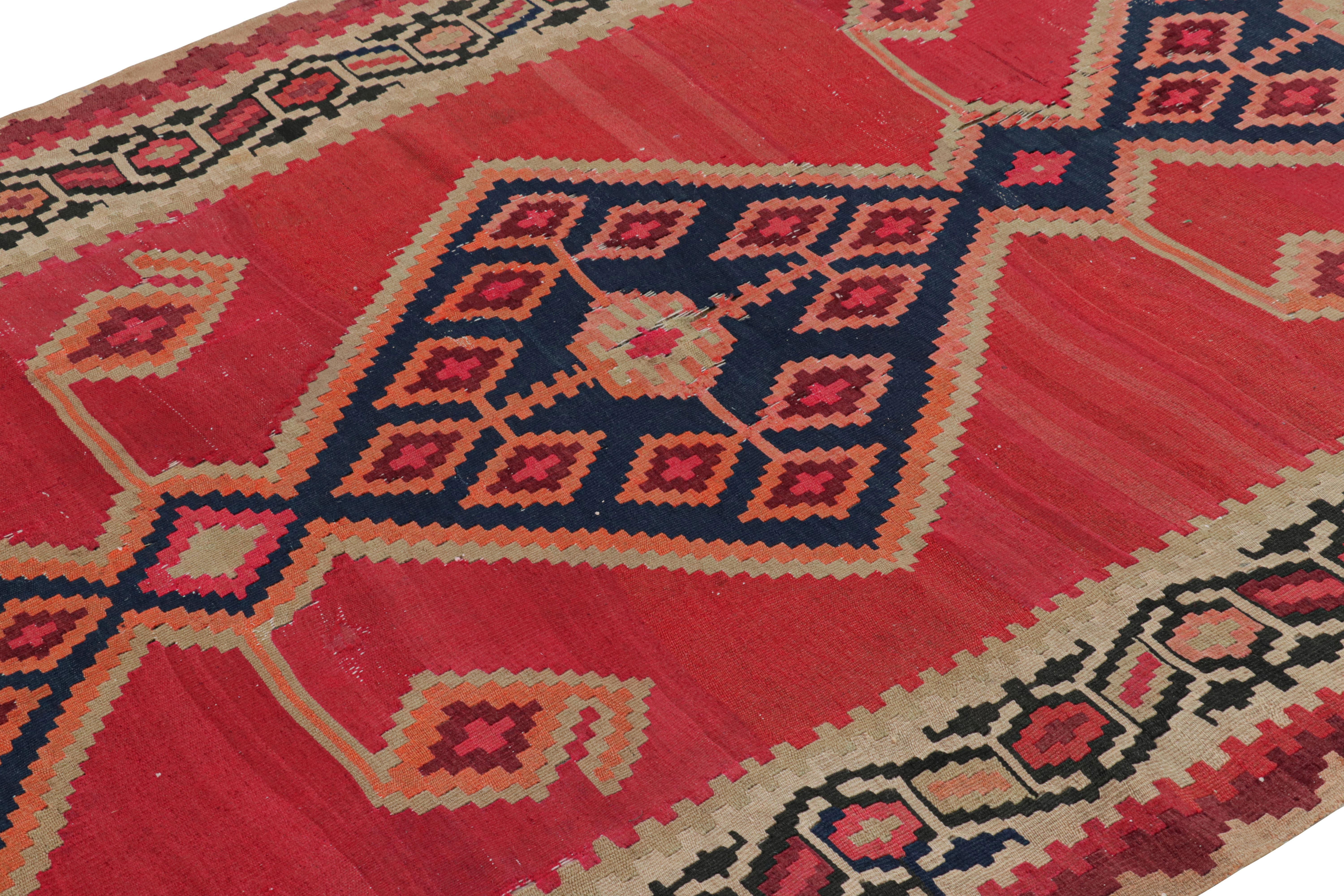 Persischer Vintage-Teppich aus der Mitte des Jahrhunderts in Rot und Beige mit geometrischem Muster von Rug & Kilim (Mitte des 20. Jahrhunderts) im Angebot