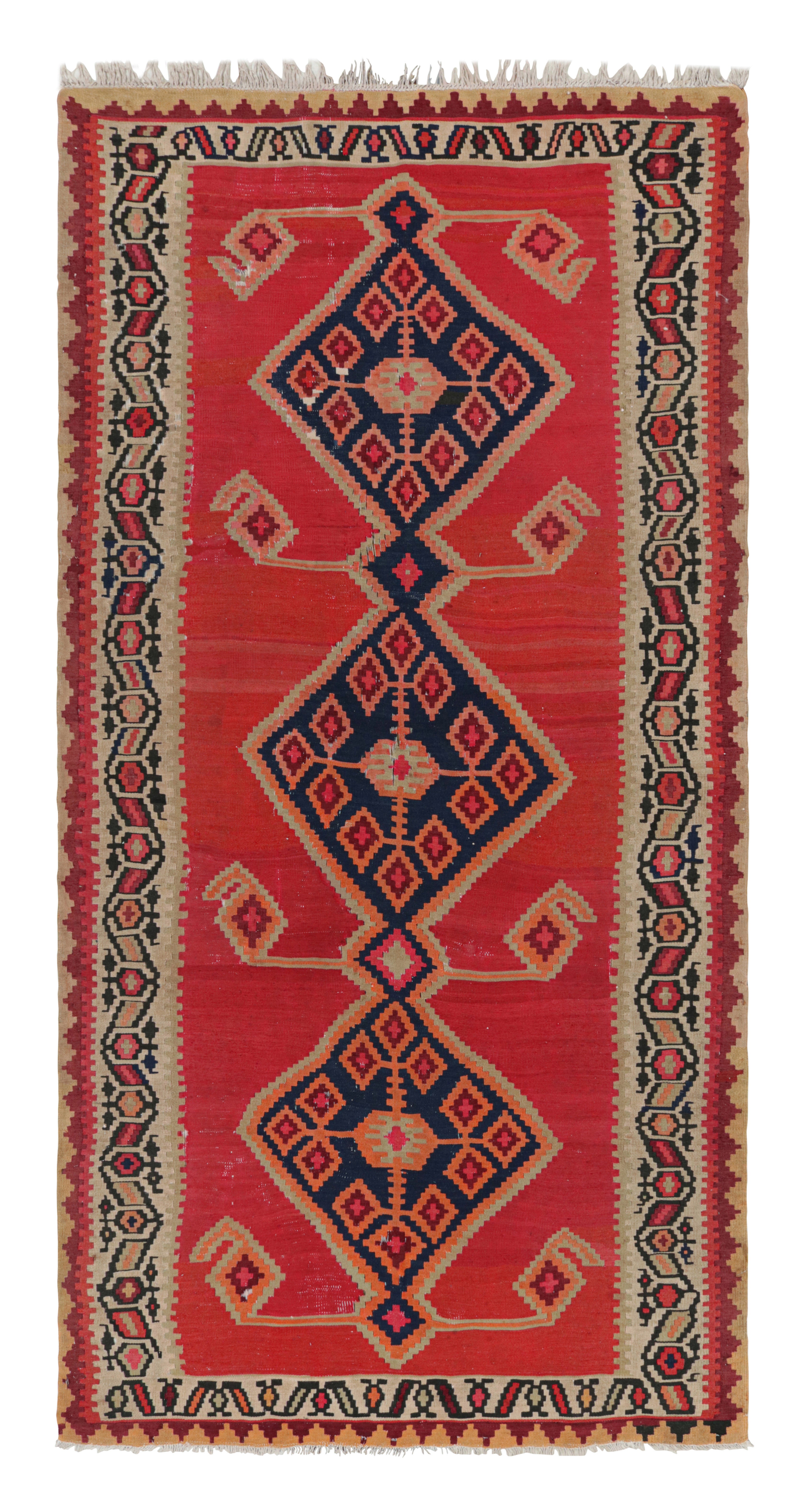 Persischer Vintage-Teppich aus der Mitte des Jahrhunderts in Rot und Beige mit geometrischem Muster von Rug & Kilim