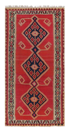 Persischer Vintage-Teppich aus der Mitte des Jahrhunderts in Rot und Beige mit geometrischem Muster von Rug & Kilim