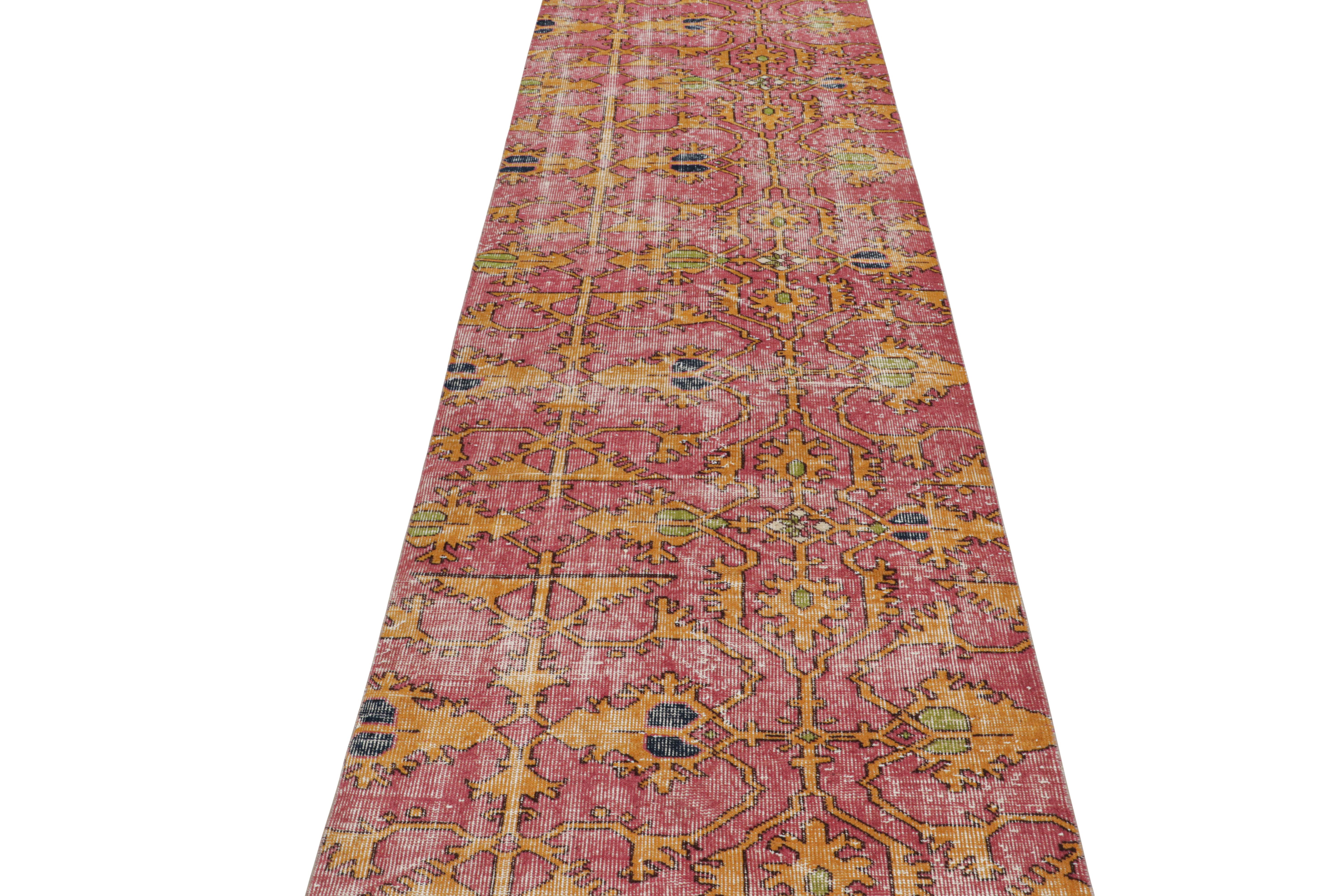 Alfombra geométrica vintage de lana rosa y dorada de mediados de siglo, Accents by Rug & Kilim Anudado a mano en venta
