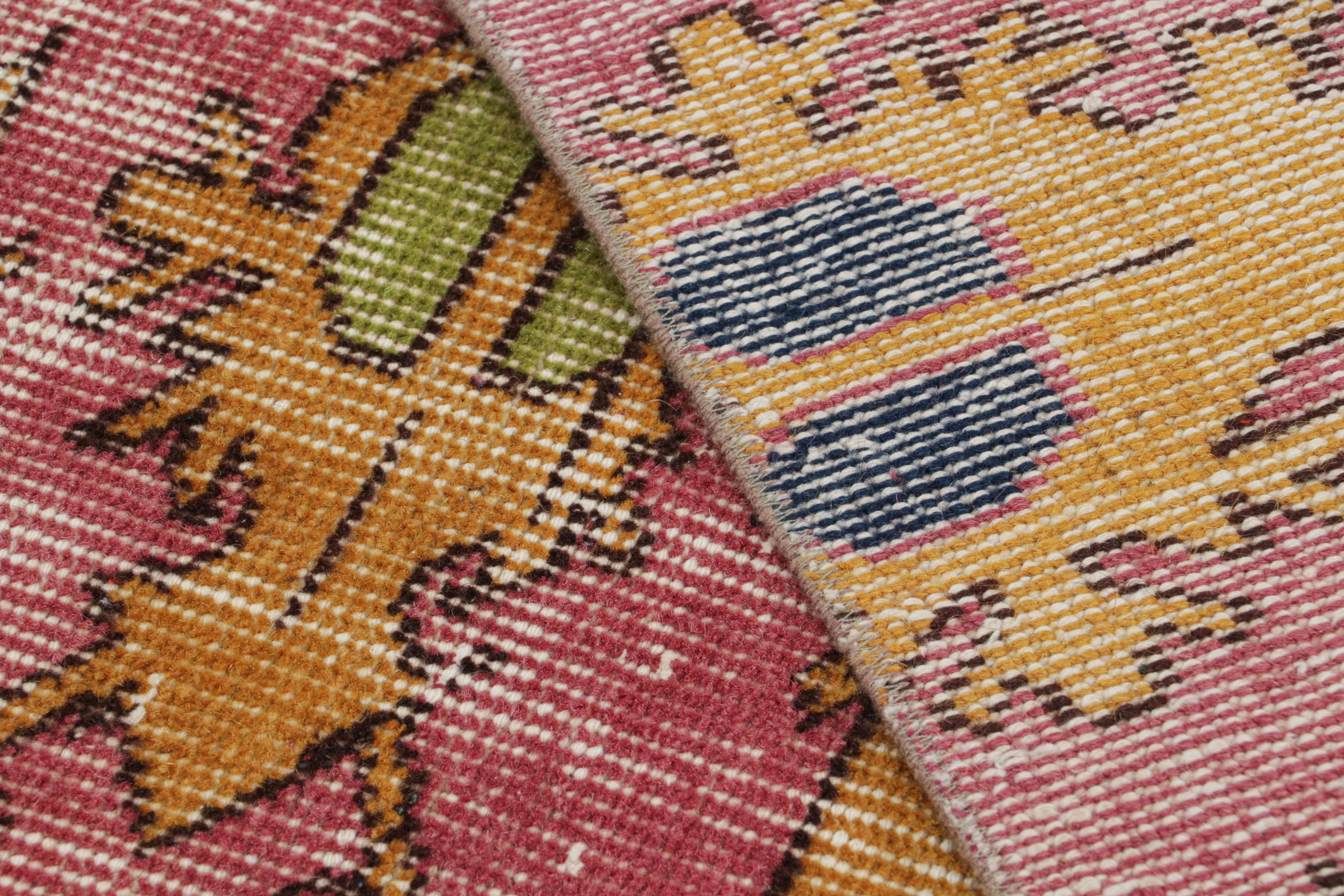 Alfombra geométrica vintage de lana rosa y dorada de mediados de siglo, Accents by Rug & Kilim siglo XX en venta
