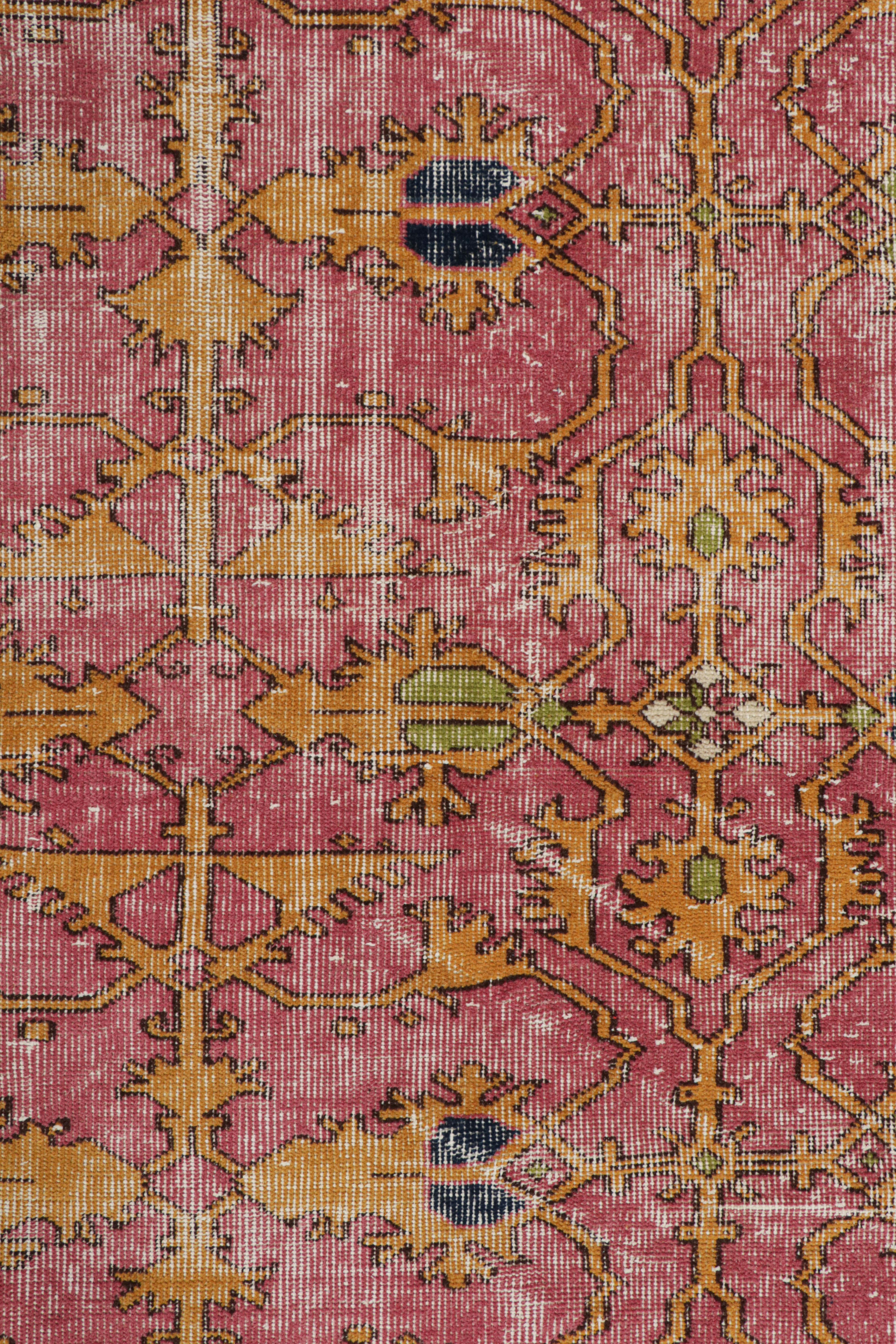 Alfombra geométrica vintage de lana rosa y dorada de mediados de siglo, Accents by Rug & Kilim Moderno de mediados de siglo en venta