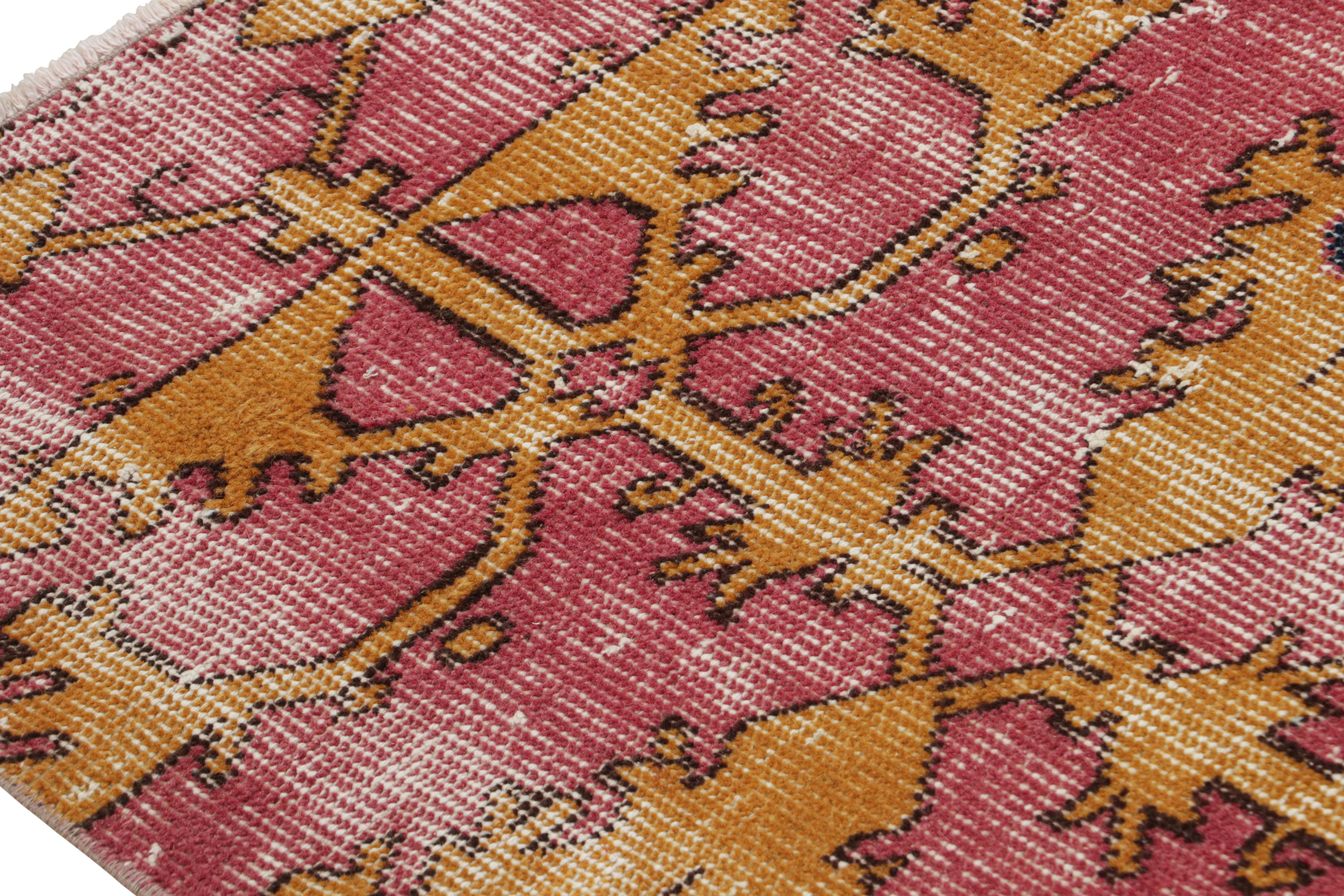 Alfombra geométrica vintage de lana rosa y dorada de mediados de siglo, Accents by Rug & Kilim en Bueno estado para la venta en Long Island City, NY