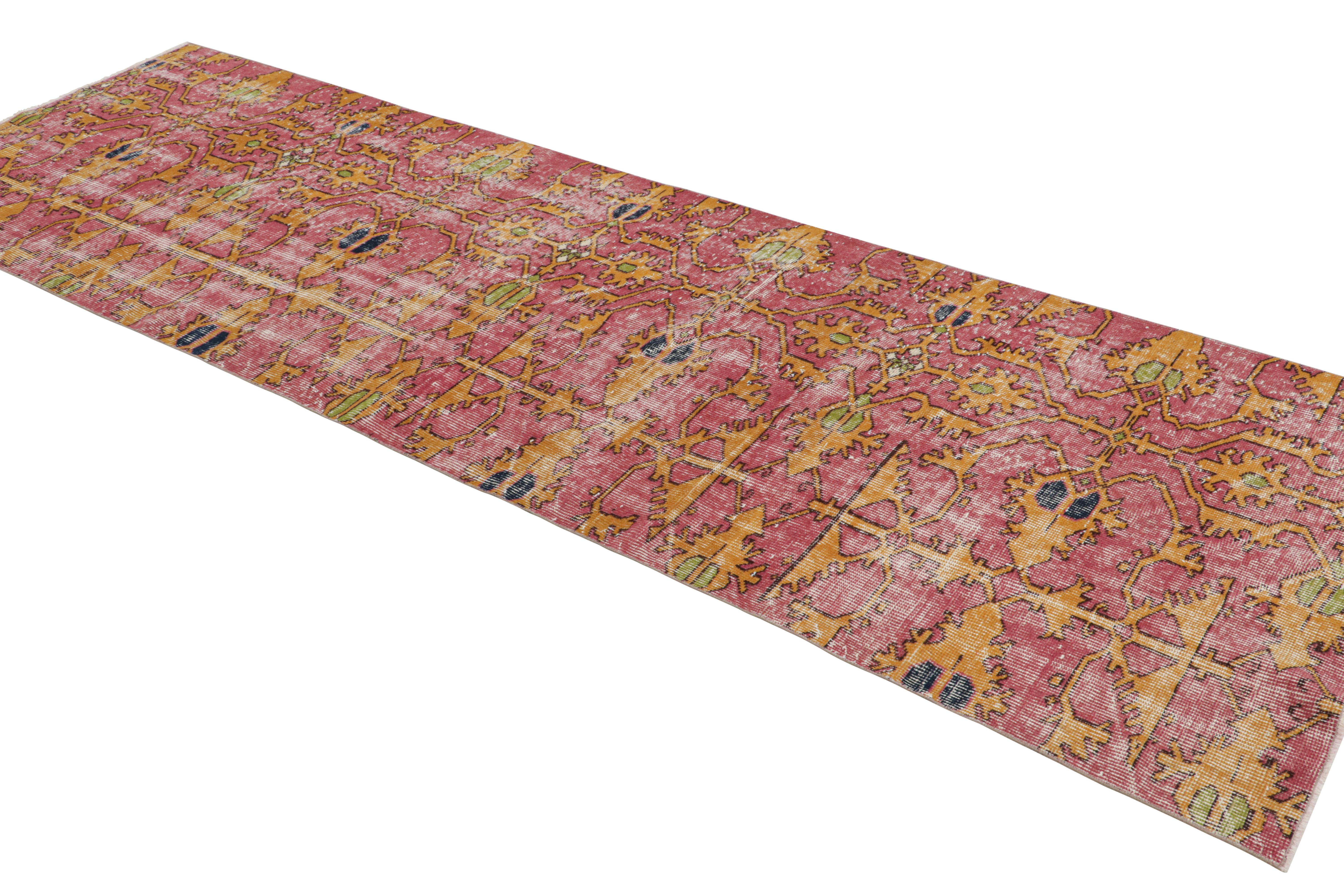 Alfombra geométrica vintage de lana rosa y dorada de mediados de siglo, Accents by Rug & Kilim Turco en venta
