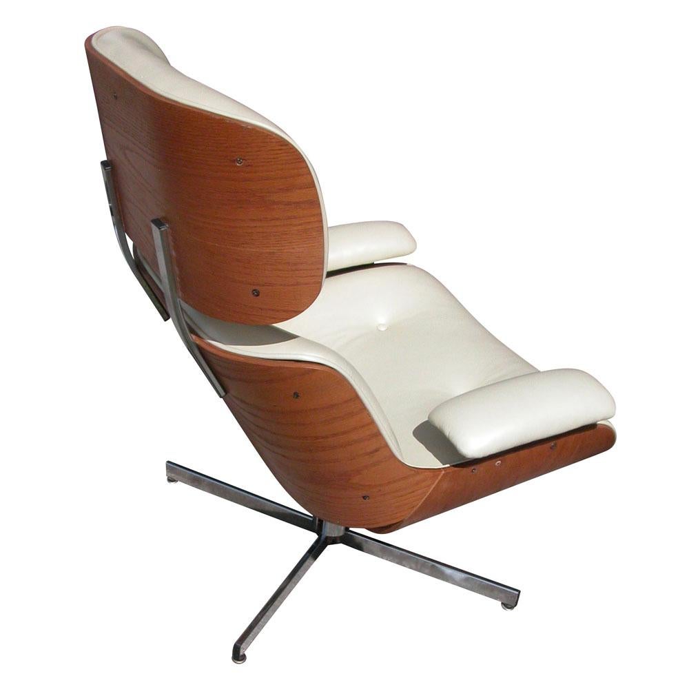 Plycraft
 

Mid-Century Modern Plycraft lounge armchair restored.

Features:
Molded plywood shell light finish 
Cream tufted leather upholstery 
4 star swivel chrome base

Measures: 33