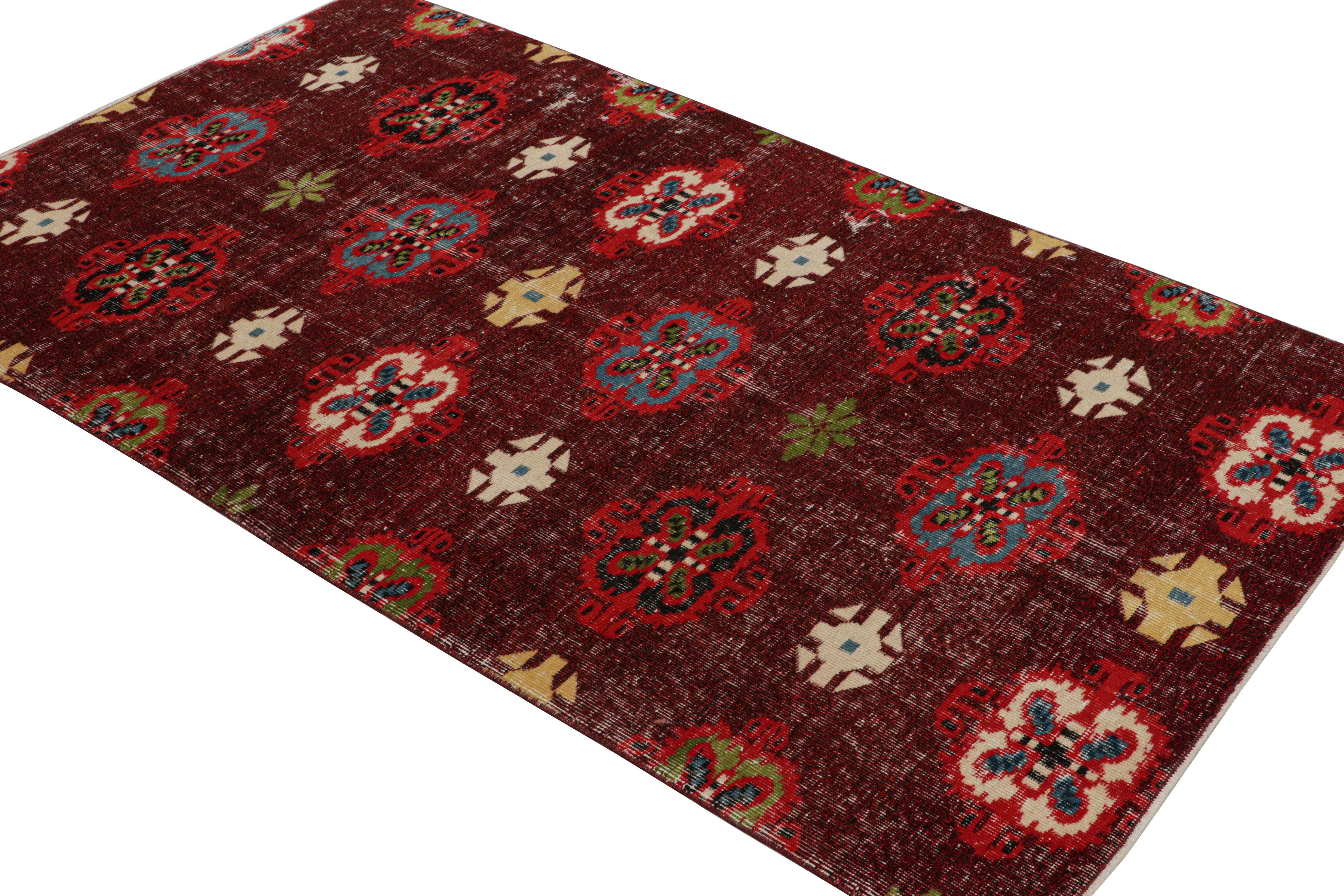 Dieser in der Türkei handgeknüpfte Läufer aus der Mitte des Jahrhunderts, der zwischen 1960 und 1970 entstand, ist Teil der Midcentury Pasha-Kollektion von Rug & Kilim, die die türkische Ikone Zeki Müren mit Joshs handverlesenen Lieblingsstücken aus