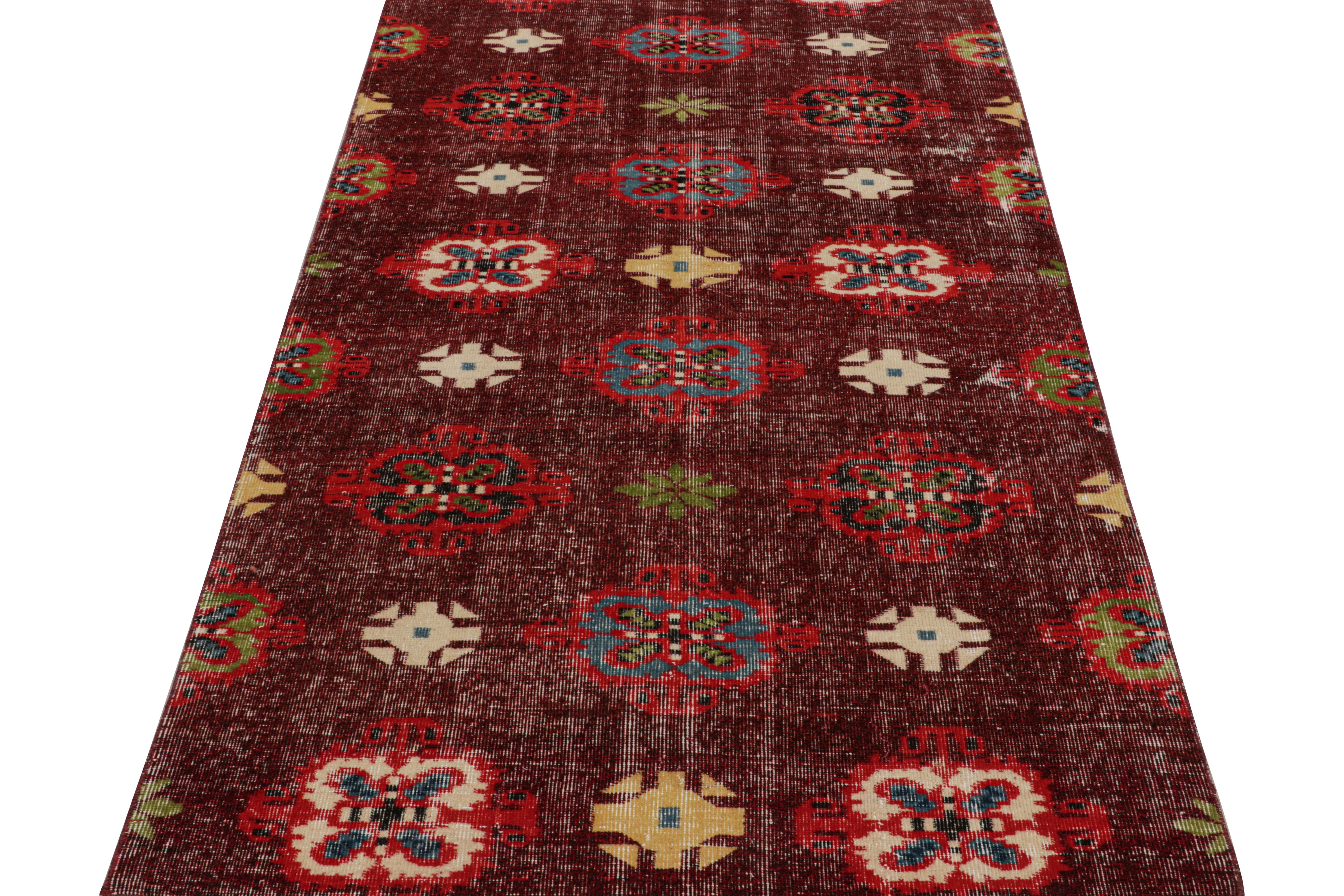 Lila-rote, geometrische Wolle aus der Mitte des Jahrhunderts mit mehrfarbigen Akzenten von Teppich & Kelim (Moderne der Mitte des Jahrhunderts) im Angebot