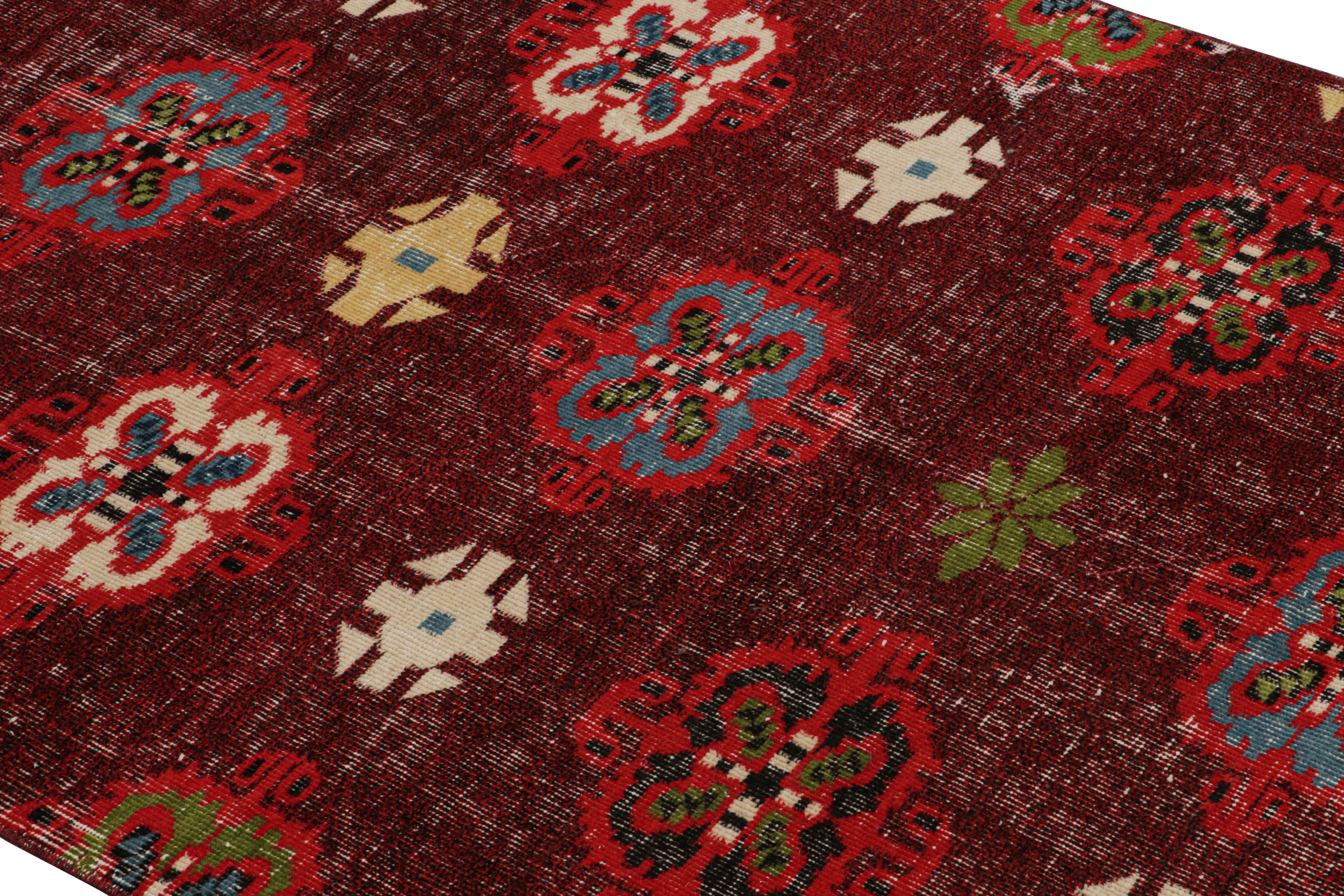 Lila-rote, geometrische Wolle aus der Mitte des Jahrhunderts mit mehrfarbigen Akzenten von Teppich & Kelim (Türkisch) im Angebot
