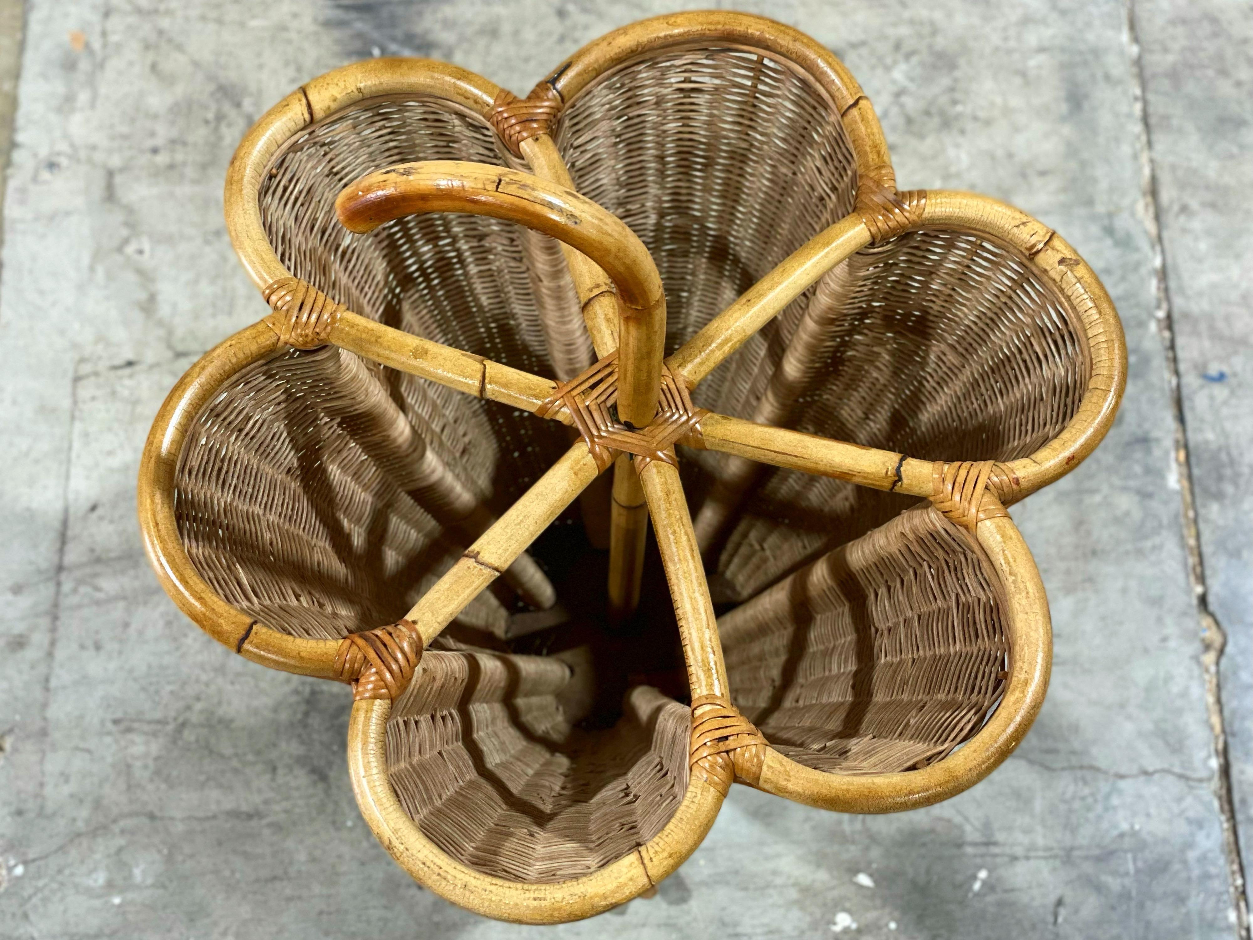 Gorgeous French rattan and wicker umbrella holder from the 1960s. Classic modern organic vibe. Beautiful warm patina. Excellent condition. Thoroughly cleaned and re-lacquered by our in house team. Ready for use.

Measures: D24