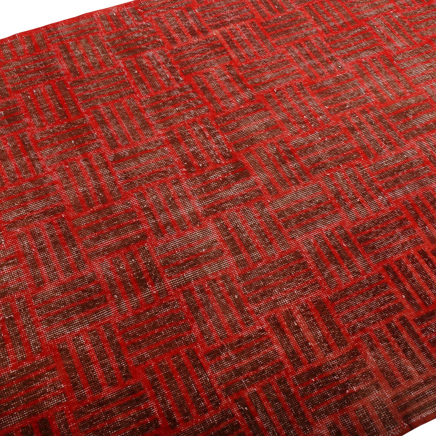Turc Tapis en laine géométrique rouge et marron vintage du milieu du siècle dernier de Rug & Kilim en vente