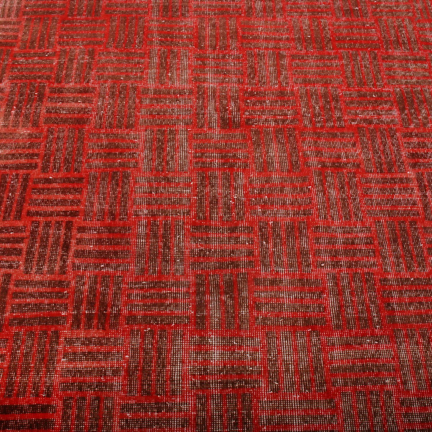 Noué à la main Tapis en laine géométrique rouge et marron vintage du milieu du siècle dernier de Rug & Kilim en vente