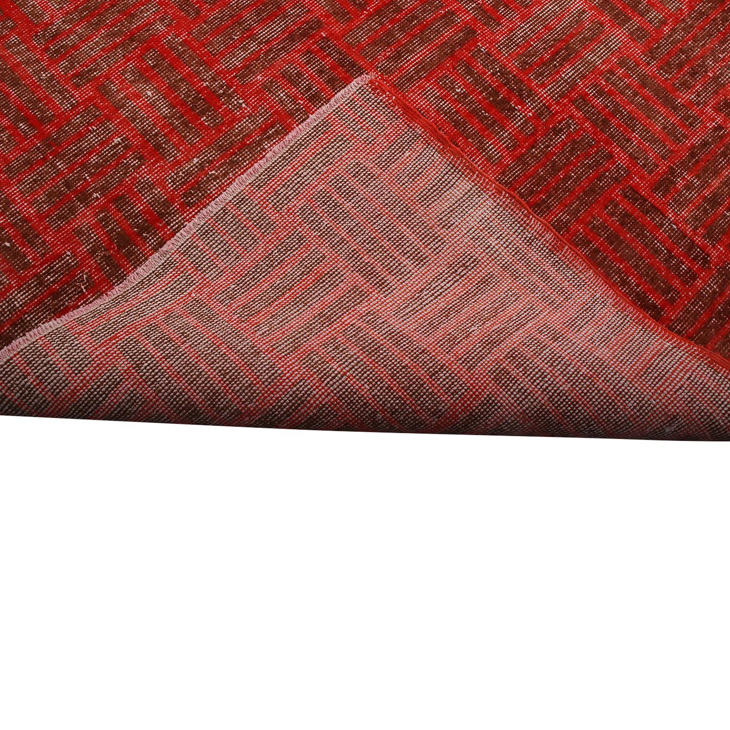 Milieu du XXe siècle Tapis en laine géométrique rouge et marron vintage du milieu du siècle dernier de Rug & Kilim en vente
