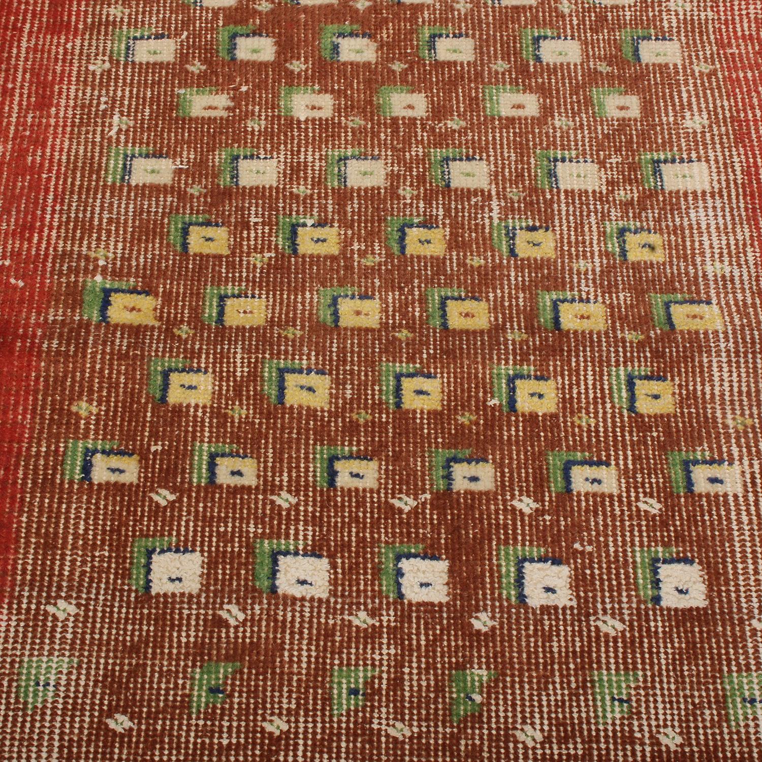 Roter und brauner Vintage-Woll-Läufer aus der Jahrhundertmitte mit grünem geometrischem Muster von Teppich & Kelim (Art déco) im Angebot