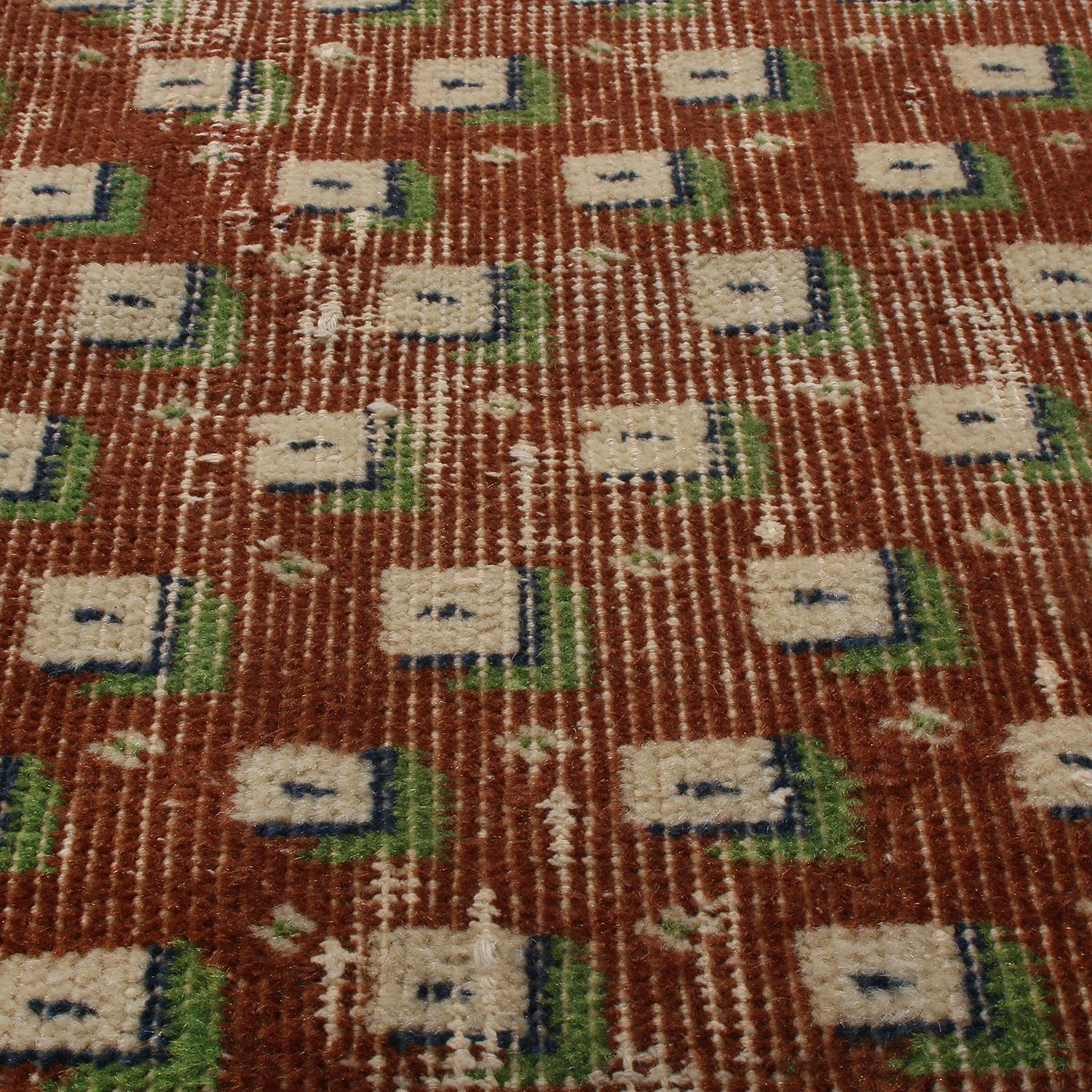 Roter und brauner Vintage-Woll-Läufer aus der Jahrhundertmitte mit grünem geometrischem Muster von Teppich & Kelim (Türkisch) im Angebot
