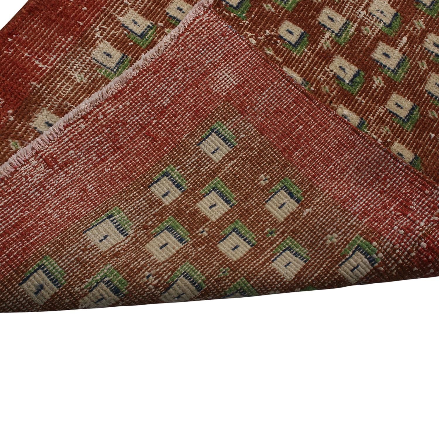 Roter und brauner Vintage-Woll-Läufer aus der Jahrhundertmitte mit grünem geometrischem Muster von Teppich & Kelim (Handgeknüpft) im Angebot