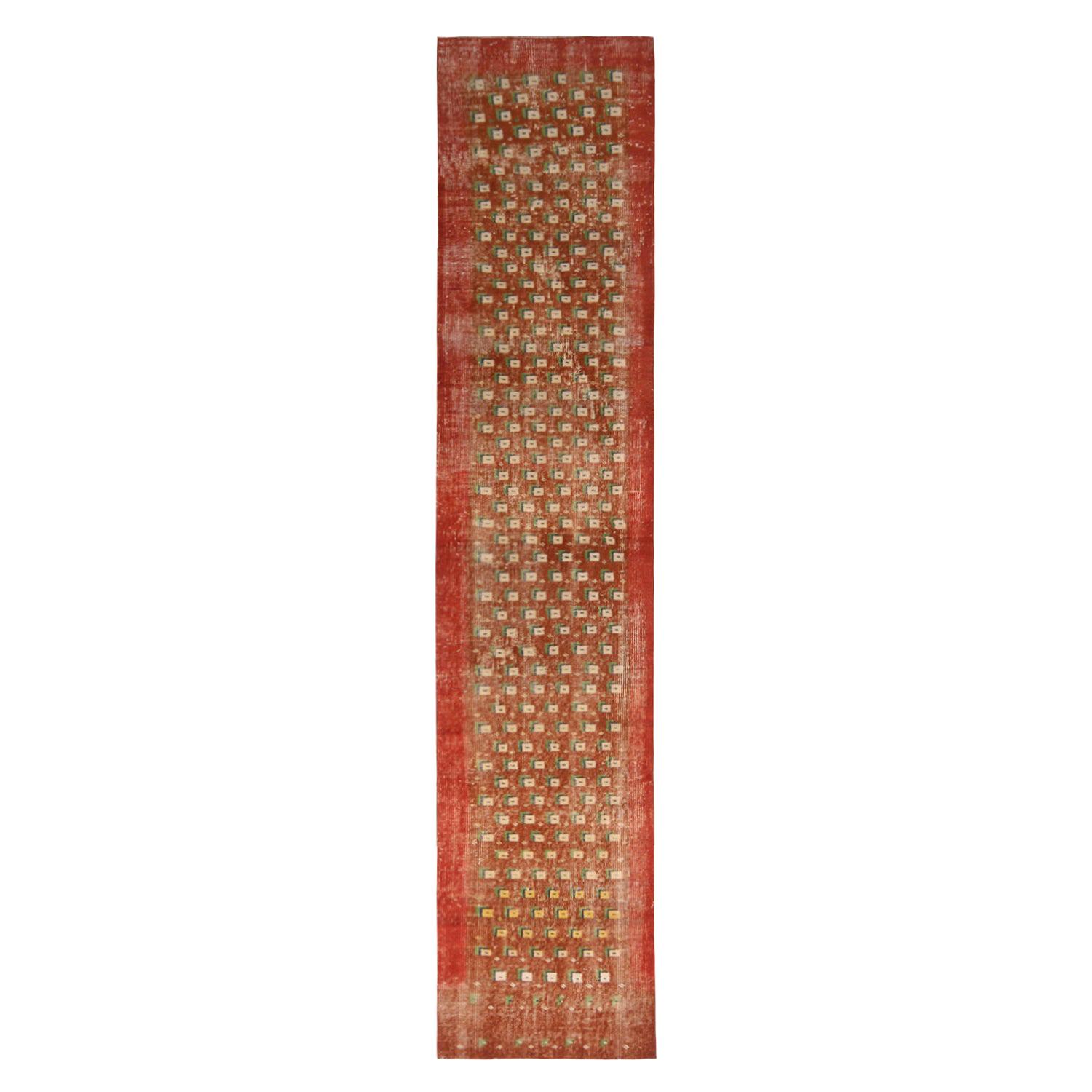 Roter und brauner Vintage-Woll-Läufer aus der Jahrhundertmitte mit grünem geometrischem Muster von Teppich & Kelim im Angebot