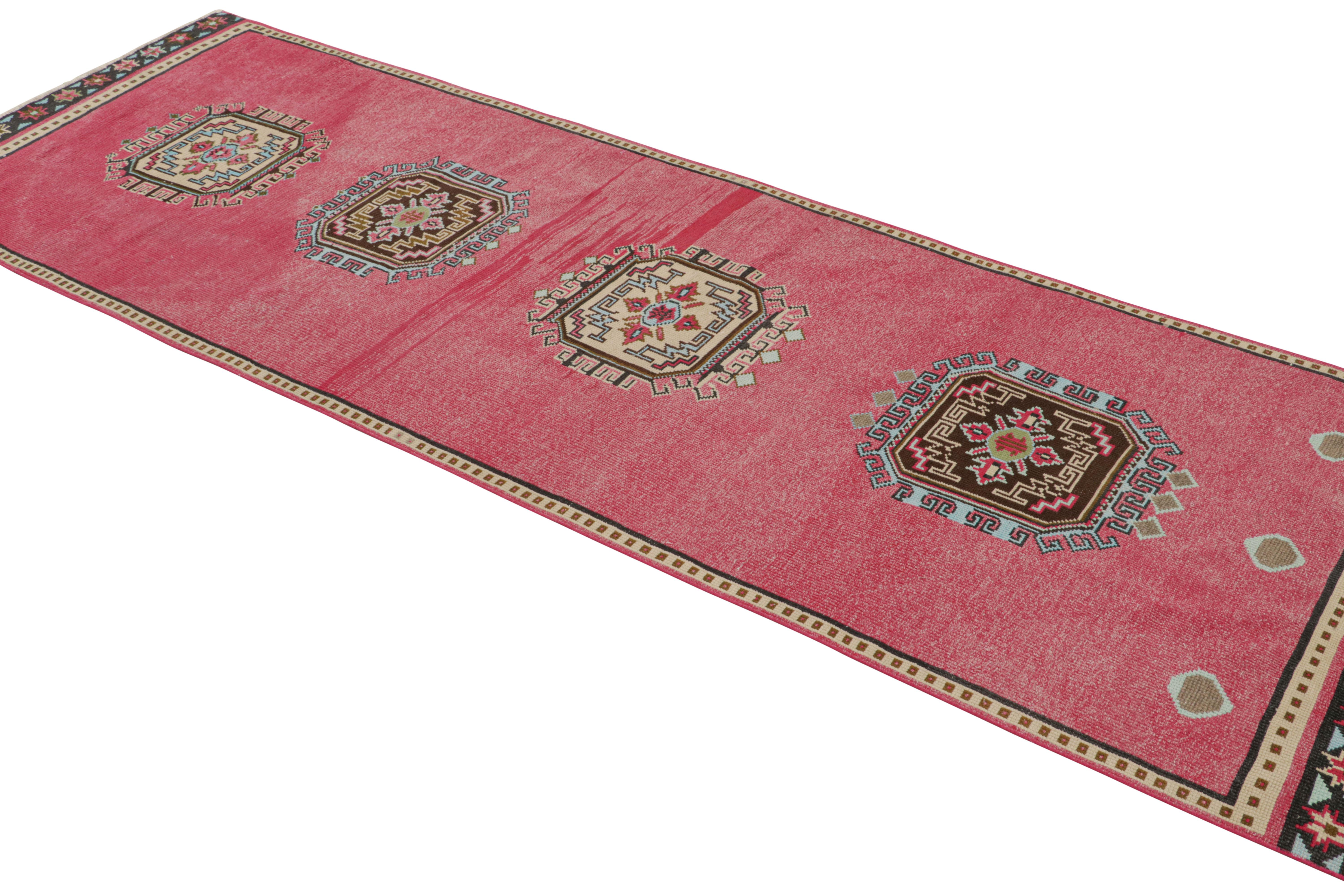 Roter und braun-goldener Wollteppich im Medaillonstil von Teppich & Kelim aus der Mitte des Jahrhunderts (Türkisch) im Angebot