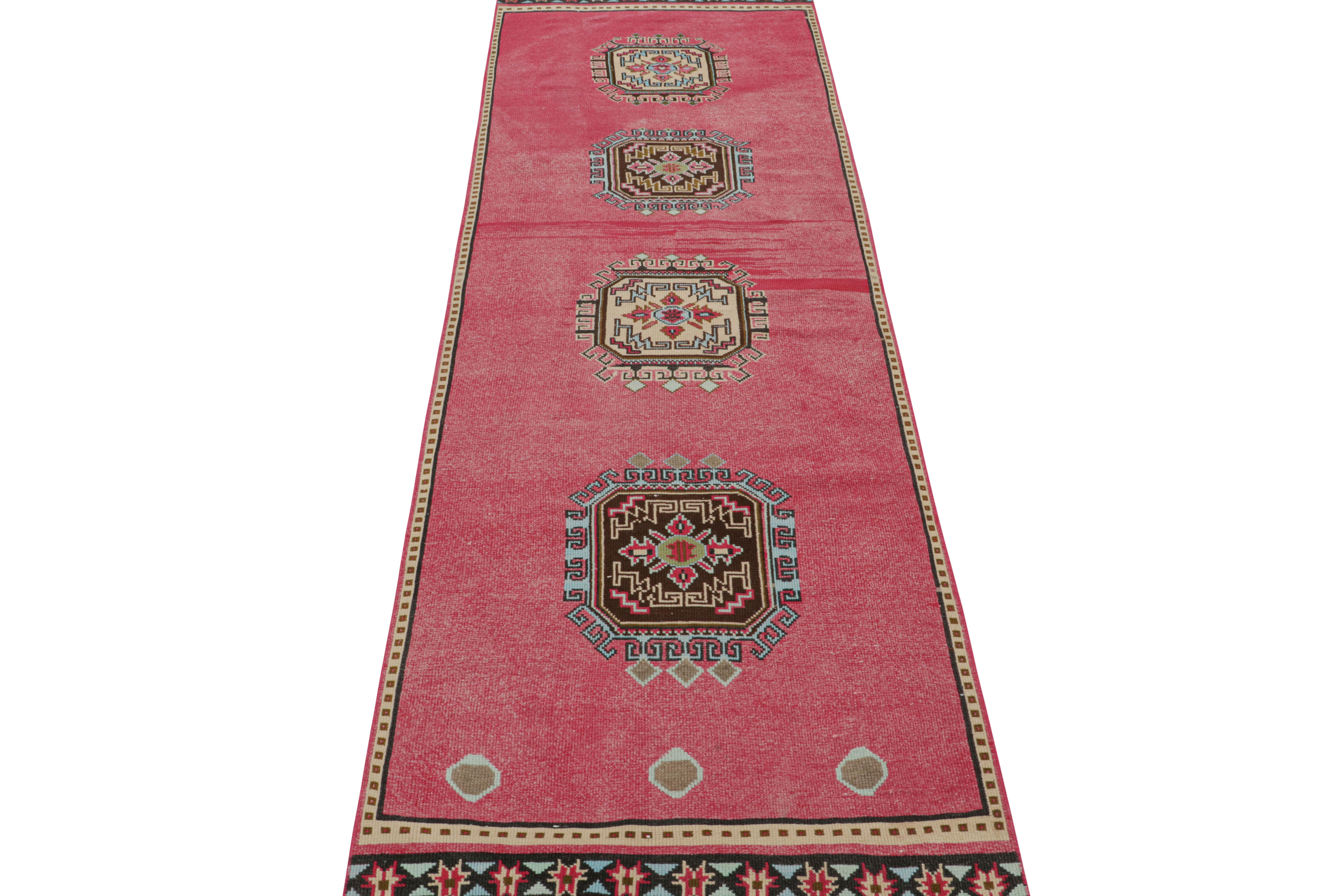Roter und braun-goldener Wollteppich im Medaillonstil von Teppich & Kelim aus der Mitte des Jahrhunderts (Handgeknüpft) im Angebot