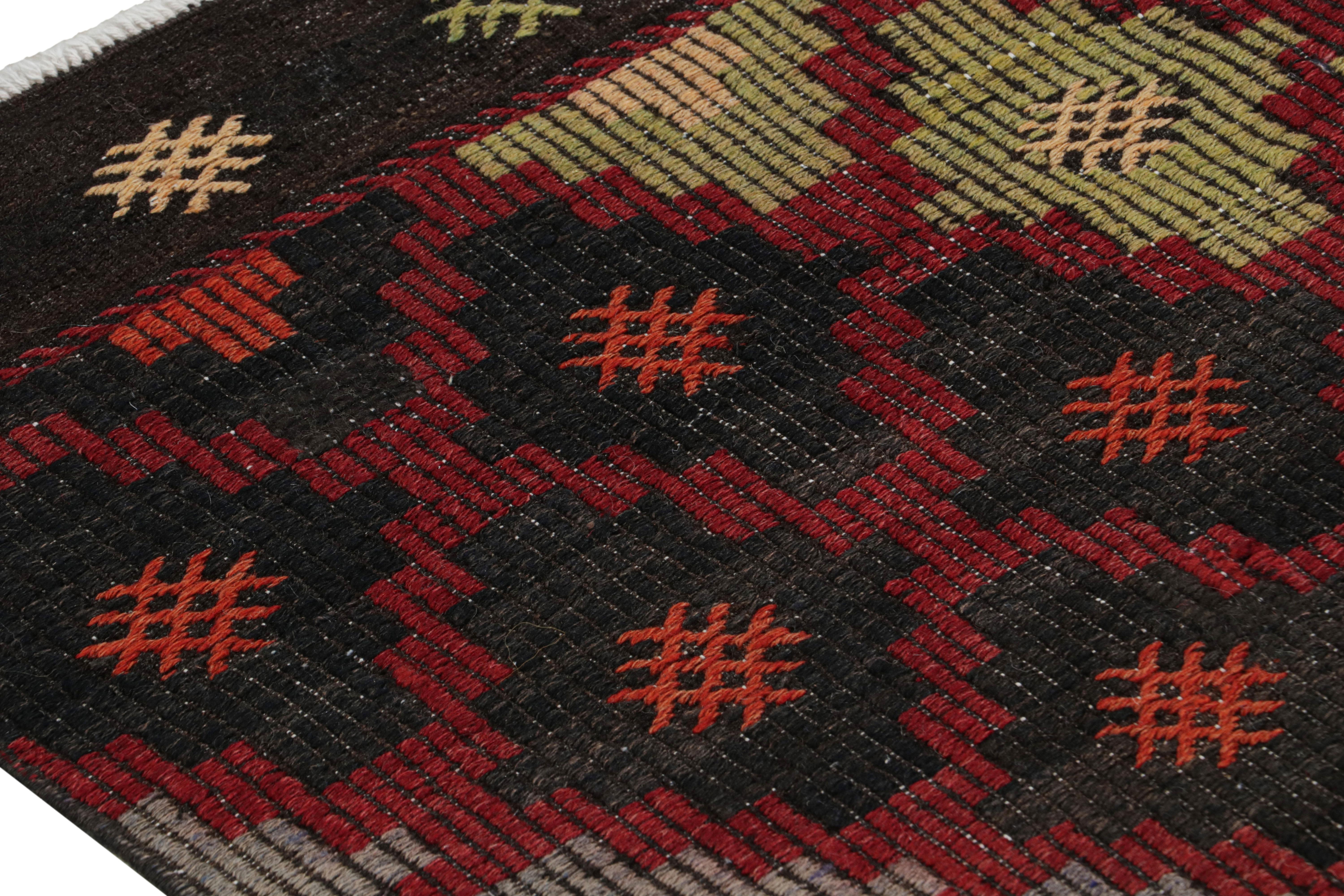 Turco Tappeto Kilim in lana rosso/nero, vintage, a strisce verdi e blu di Rug & Kilim in vendita