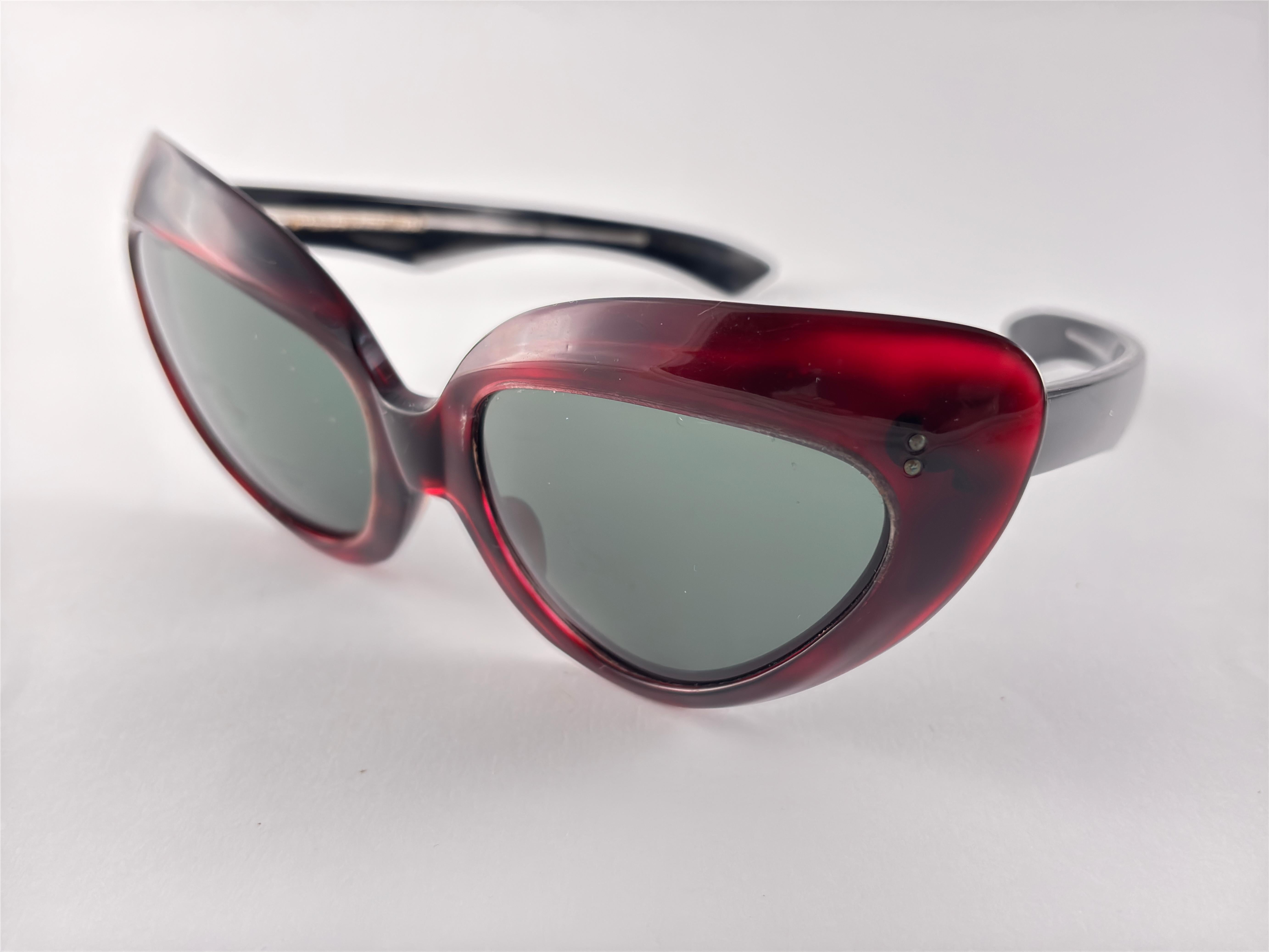 Vintage Midcentury gerundet Katze eyed dunkel Schildpatt 1960'S Sonnenbrille

Dieses Paar haben geringfügige Abnutzung auf sie durch 60 Jahre der Lagerung.  


Vorderseite : 14,5 cm
Linse Höhe : 4 cm
Linse Breite : 5.5 cm
Bügel : 13 cm








