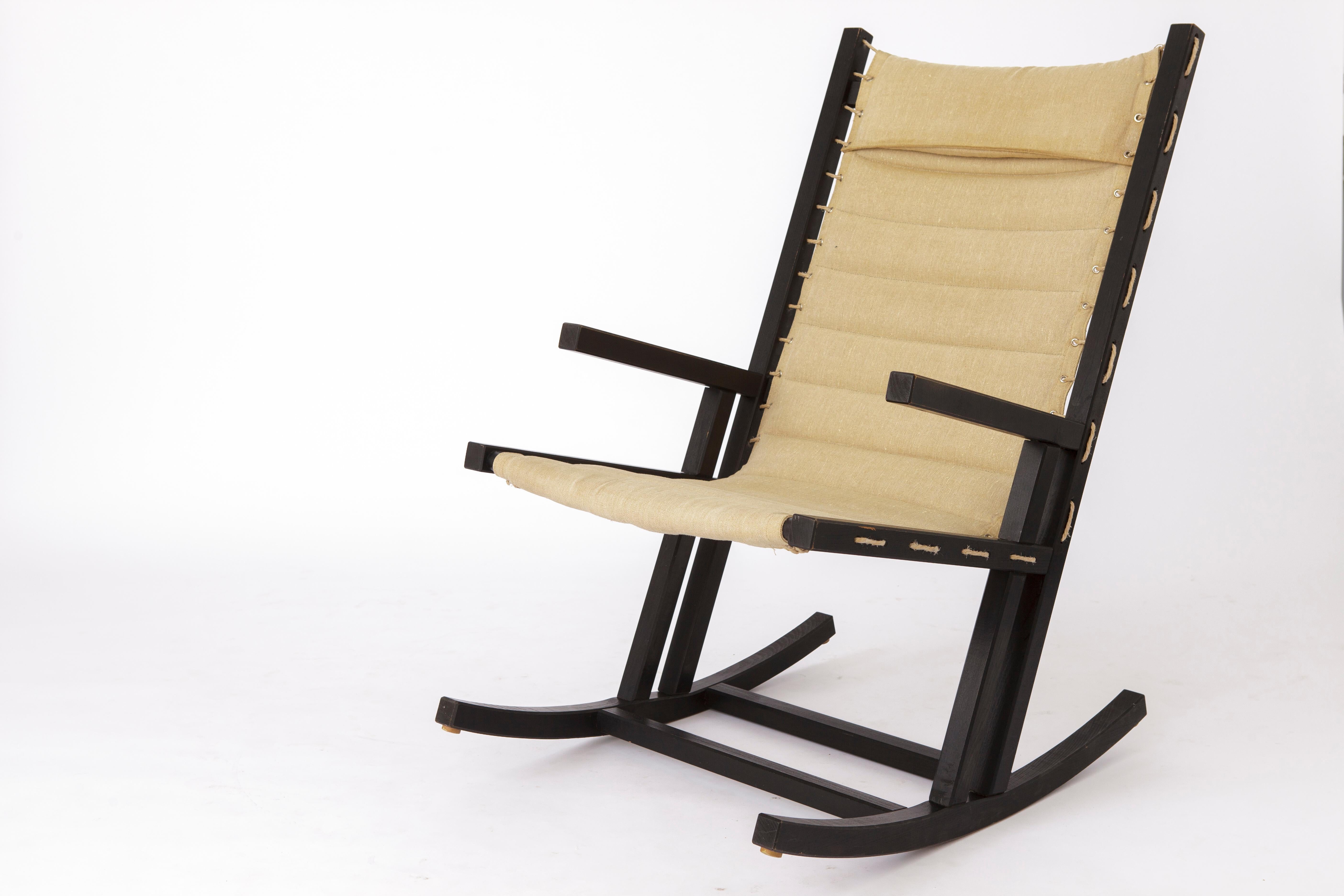 Chaise à bascule minimaliste des années 1960 avec revêtement en coton. 
Fabricant : Casala, Allemagne 

Bon état vintage. Cadre en bois de hêtre peint en noir, en bon état. 
Pas de joints lâches. Un support solide. Pas de grincement.
La housse en
