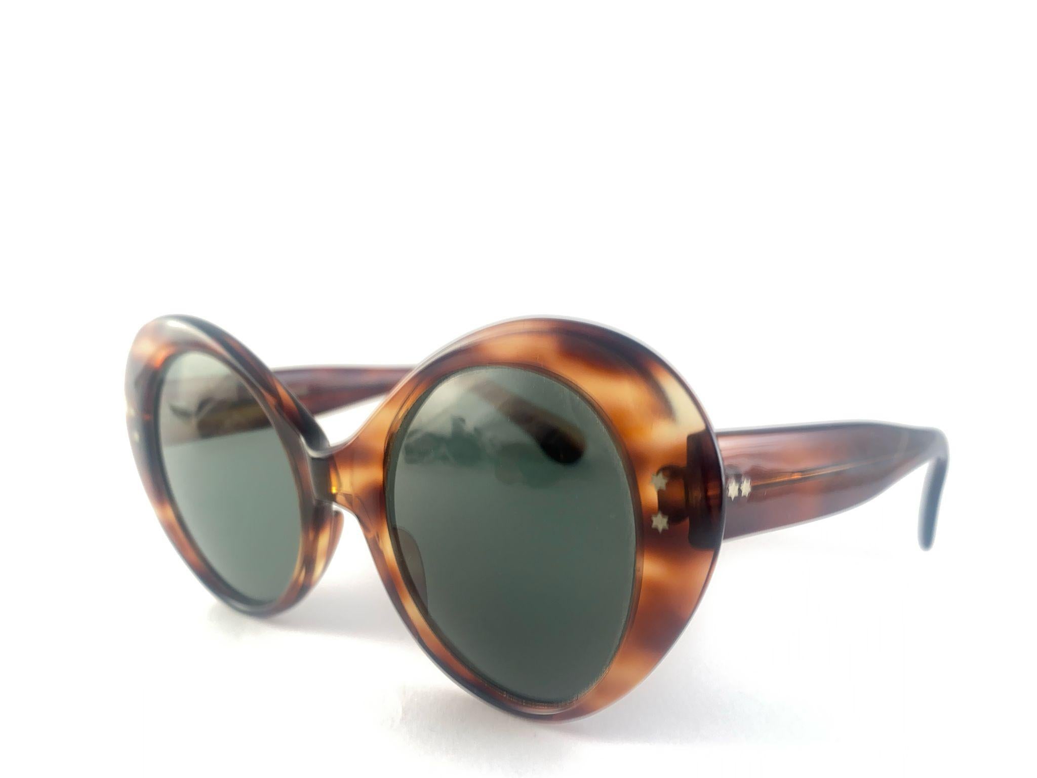 Lunettes de soleil vintage Midcentury Rounded Cat Eyed Dark Tortoise 1960's

Cette paire présente une légère usure due à 60 ans de stockage.  


Devant : 13,5 cm
Hauteur de l'objectif : 5 cm
Largeur de l'objectif : 4 cm
Temples : 13,5 cm








