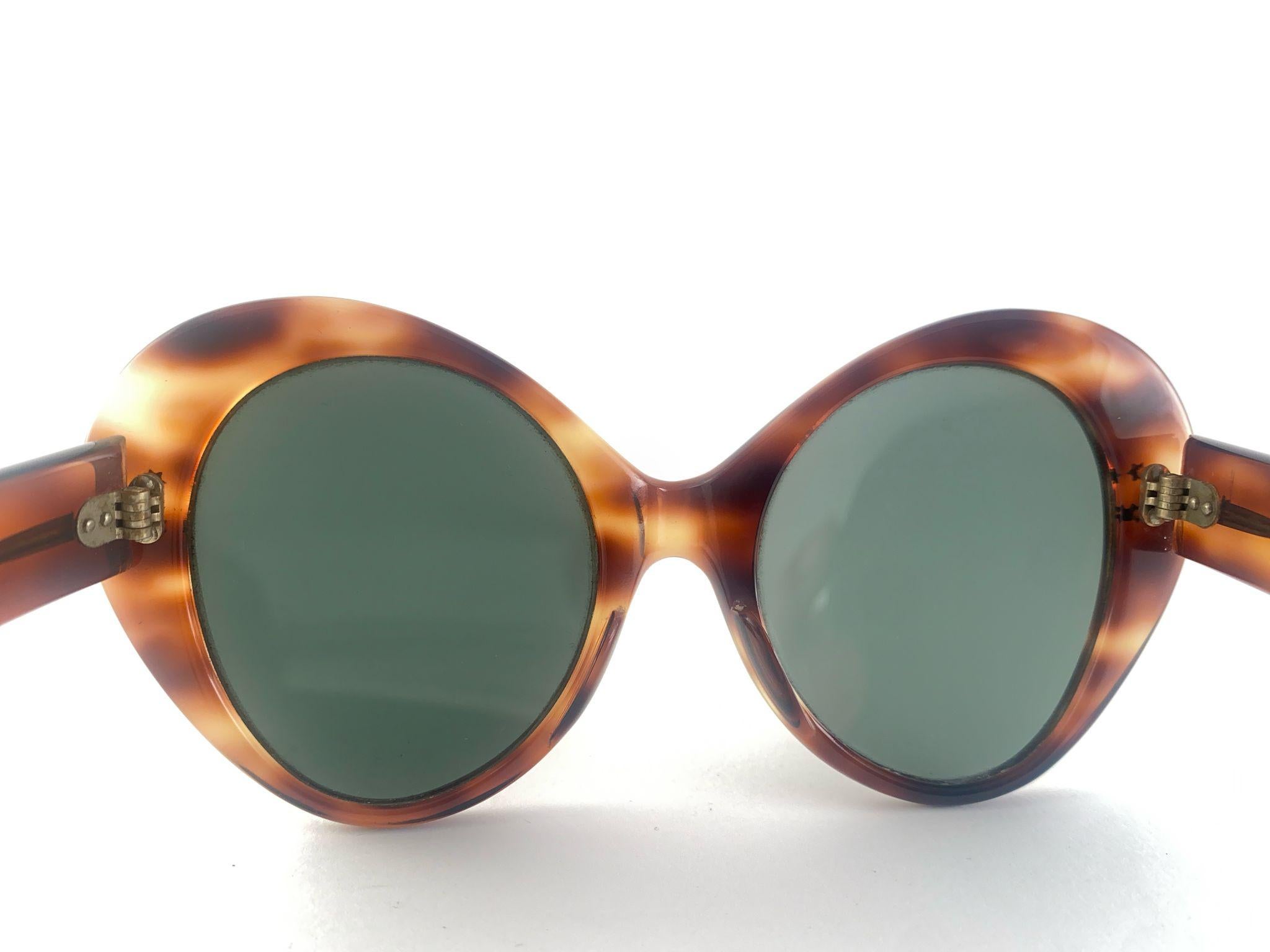 Gris Lunettes de soleil vintage Midcentury Rounded Cat Eyed Dark Tortoise 1960's en vente